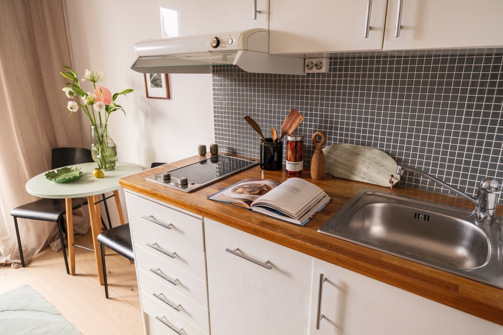 Alle hvitevarer medfølger. Avtrekk via sentralt avtrekksanlegg i bygget. Galleribilde