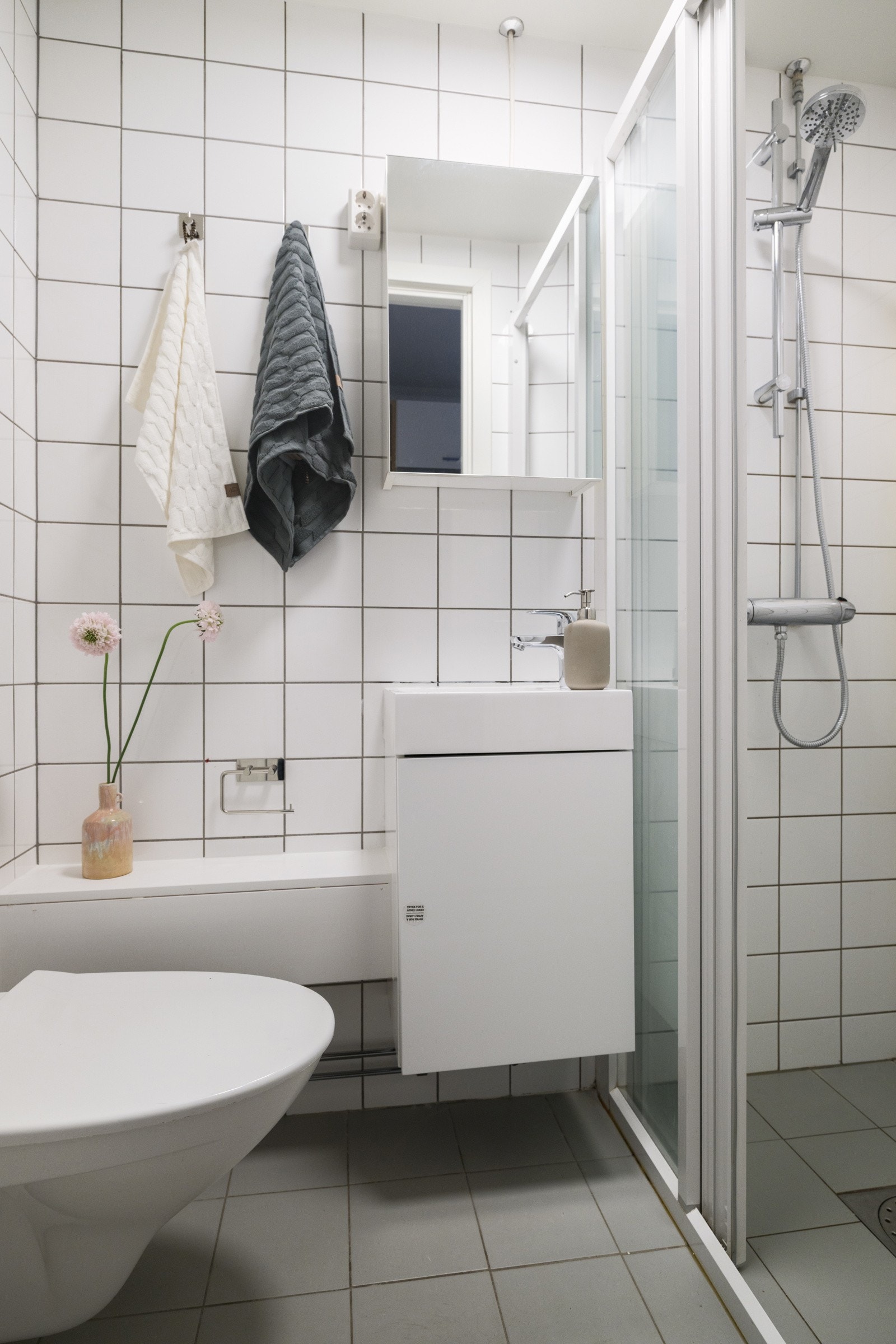 Leiligheten har et lyst flislagt baderom som ble pusset opp i 2008. Galleribilde