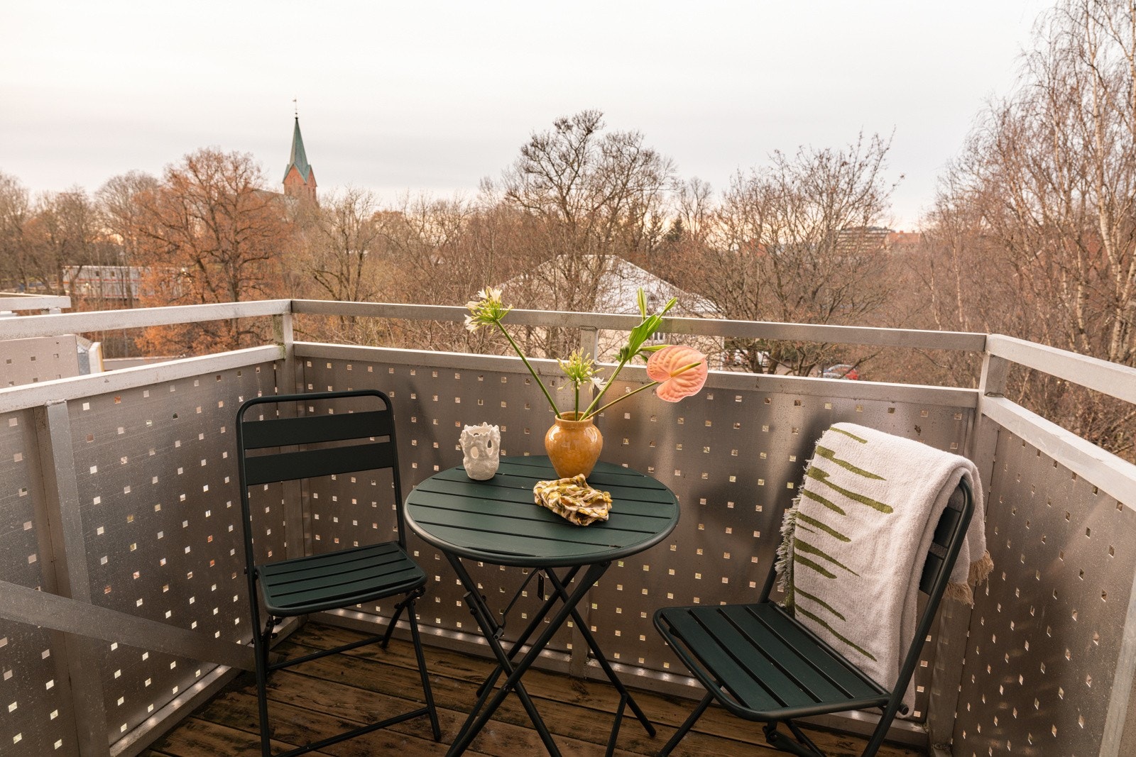 Fra stuen har du utgang til en solrik vestvendt balkong på ca. 3m². Galleribilde