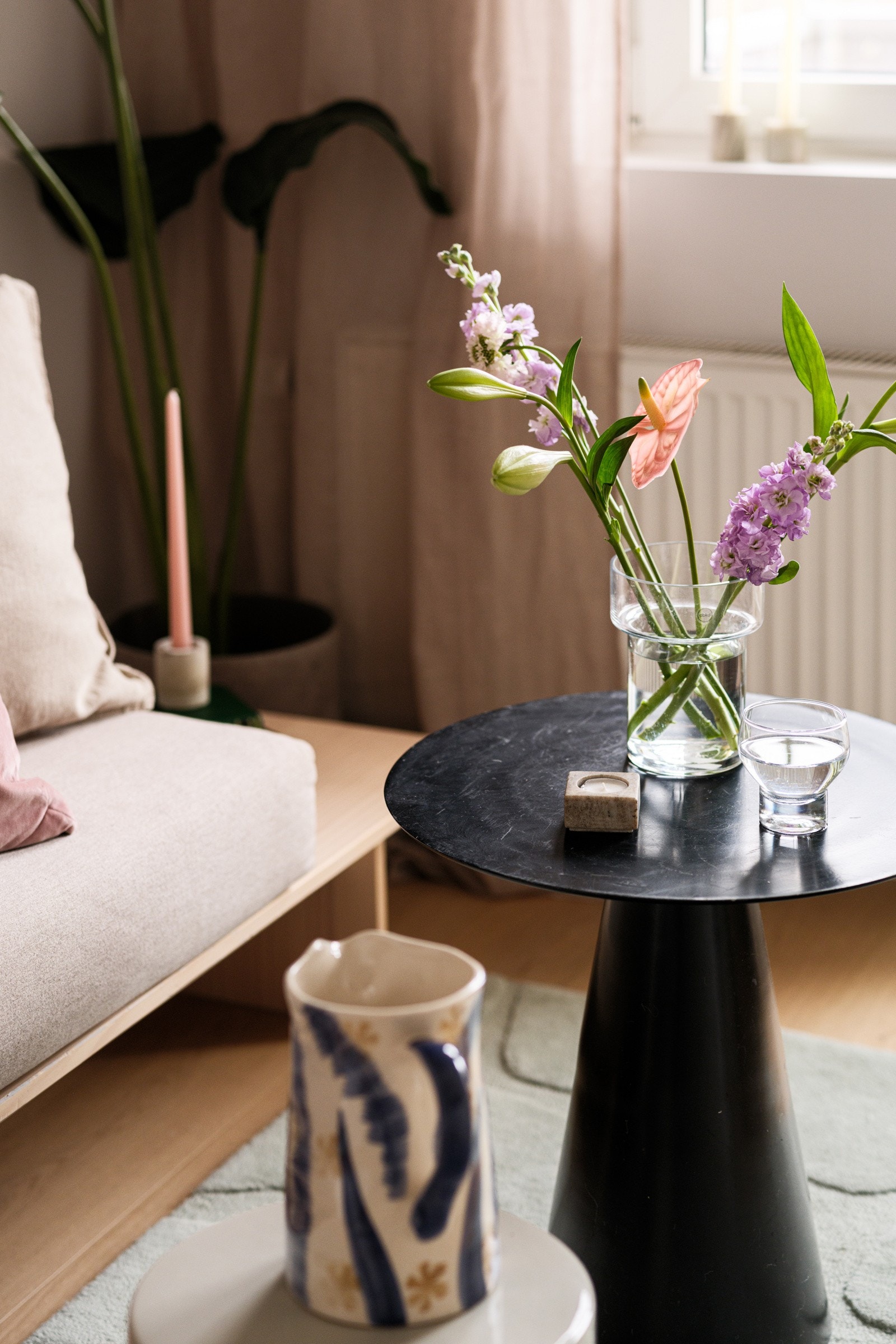 Leiligheten holdes god og lun på vinterstid med fjernvarme til radiator. Galleribilde