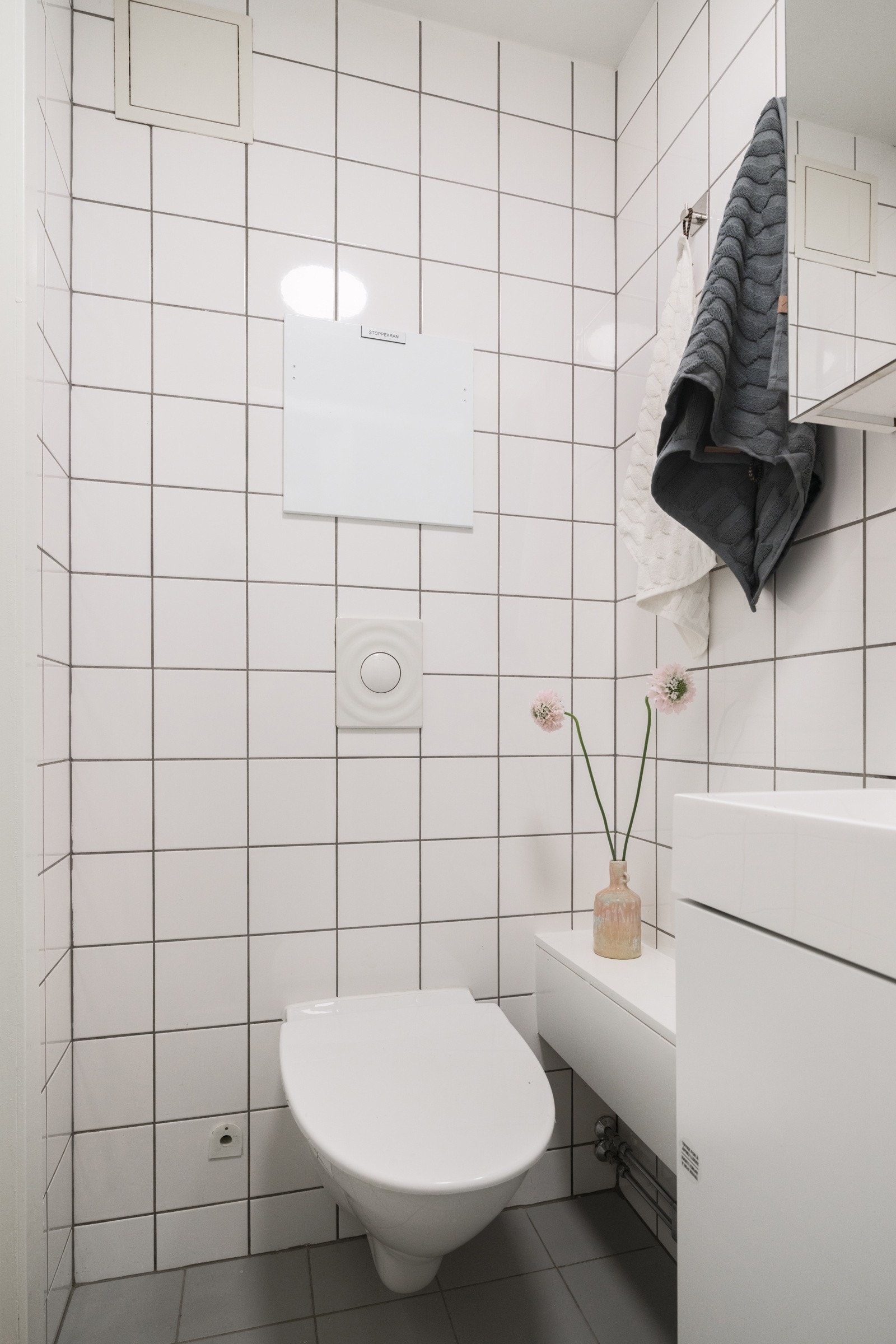 Baderommet har tidløse fliser på gulv og vegger, elektriske varmekabler og mekanisk avtrekk. Galleribilde