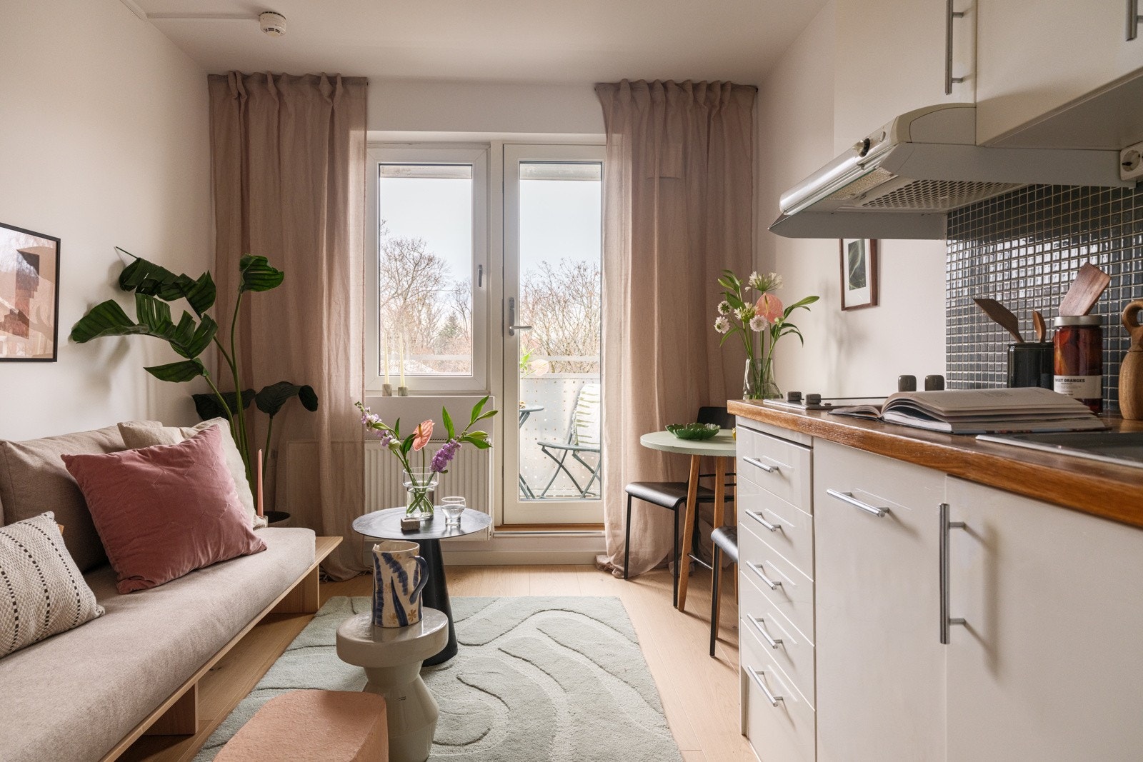 Leiligheten har et lyst og fint oppholdsrom med åpen kjøkkenløsning. Galleribilde