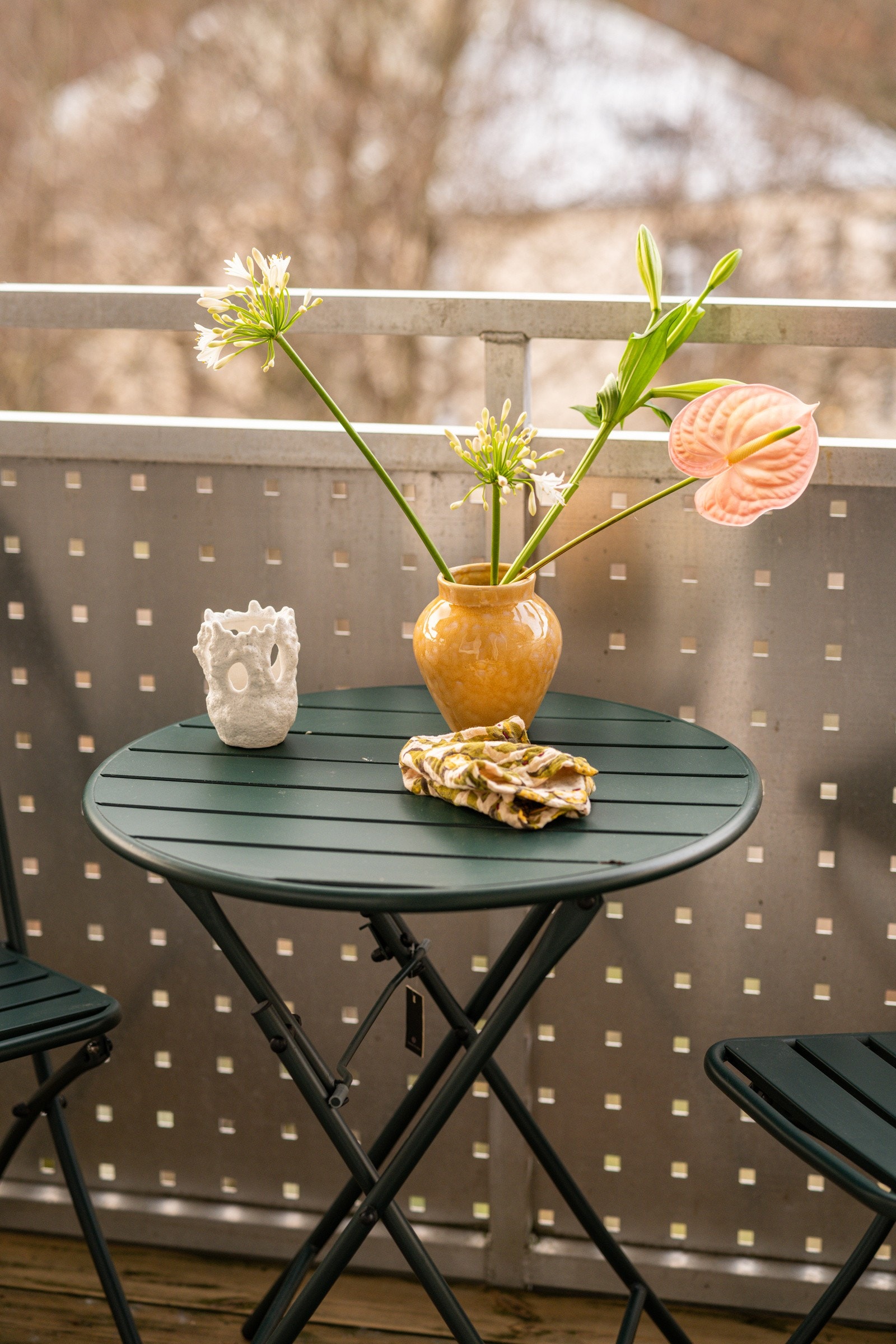 Balkongen er overbygget, har terrassebord på gulv og plass til et koselig kafé-sett. Galleribilde