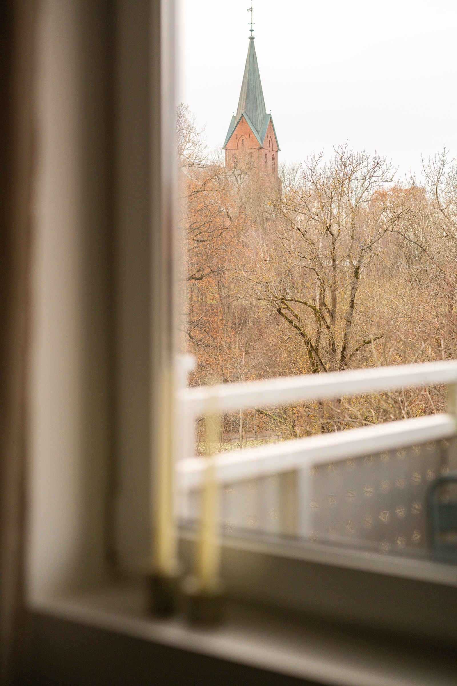 Balkongdøren og vinduet var nye i 2008, og det er bred vinduskarm for planter og dekor. Galleribilde