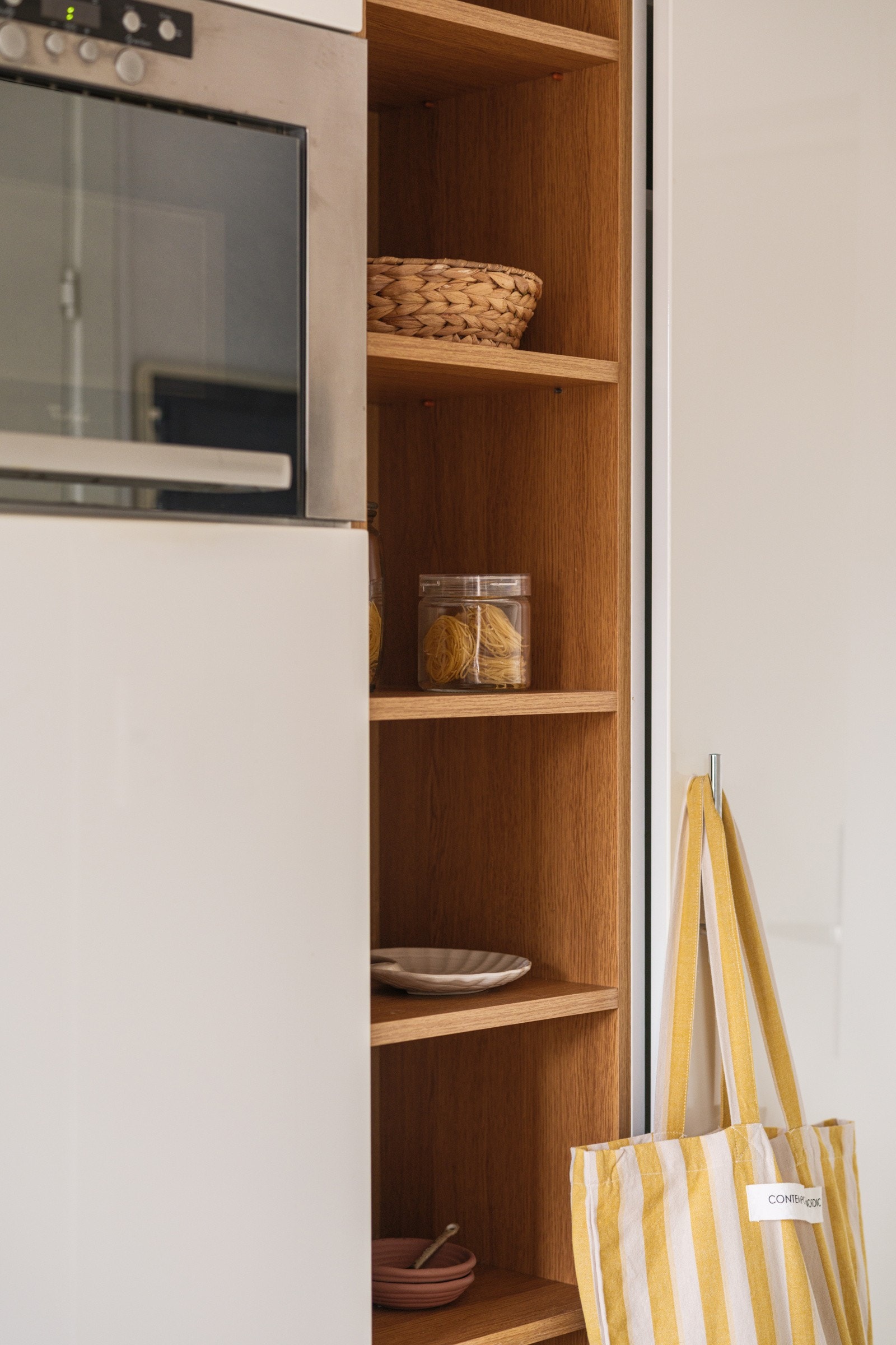 Når du entrer leiligheten har du plass til sko og yttertøy i garderobeskap, samt i åpne trehyller. Galleribilde