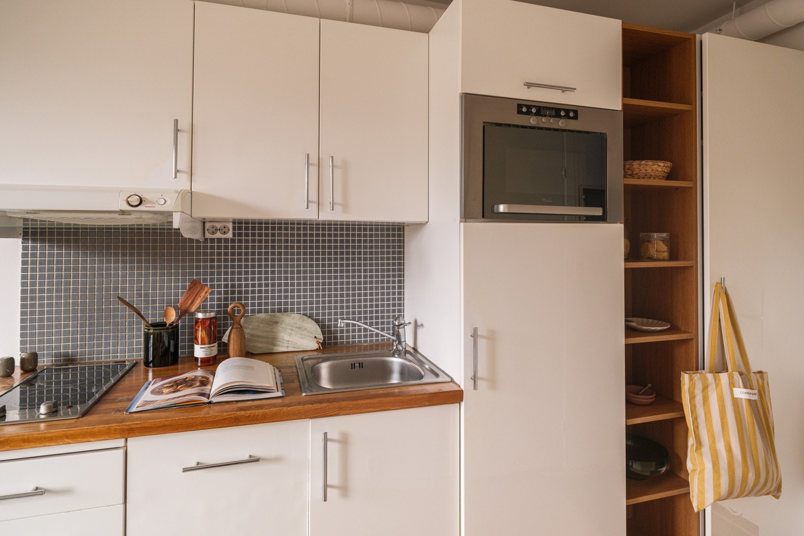 Innredningen har hvite glatte fronter og heltre benkeplate i eik med nedfelt oppvaskkum. Galleribilde