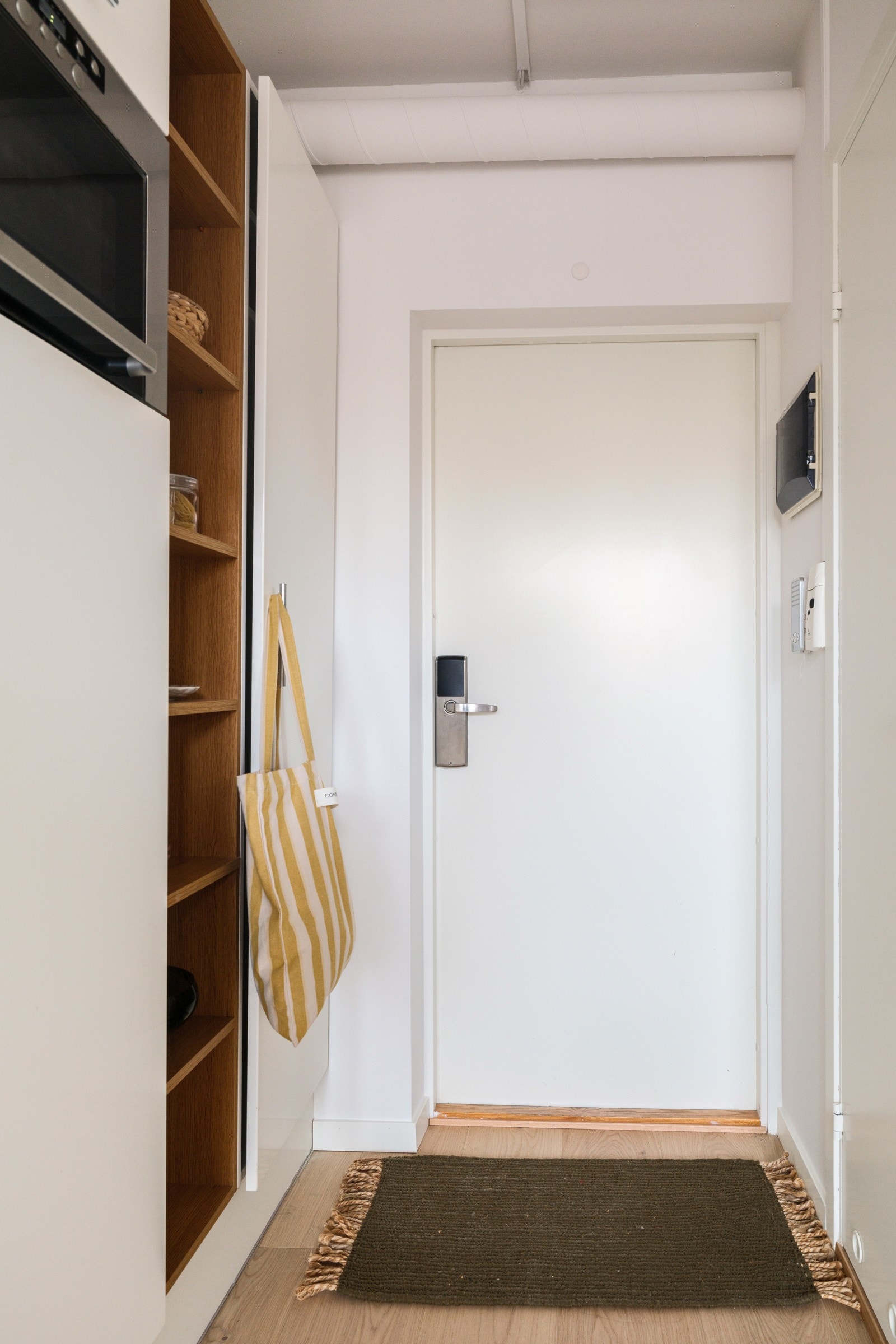 Porttelefon og sikringsskap med automatsikringer montert på vegg. Galleribilde