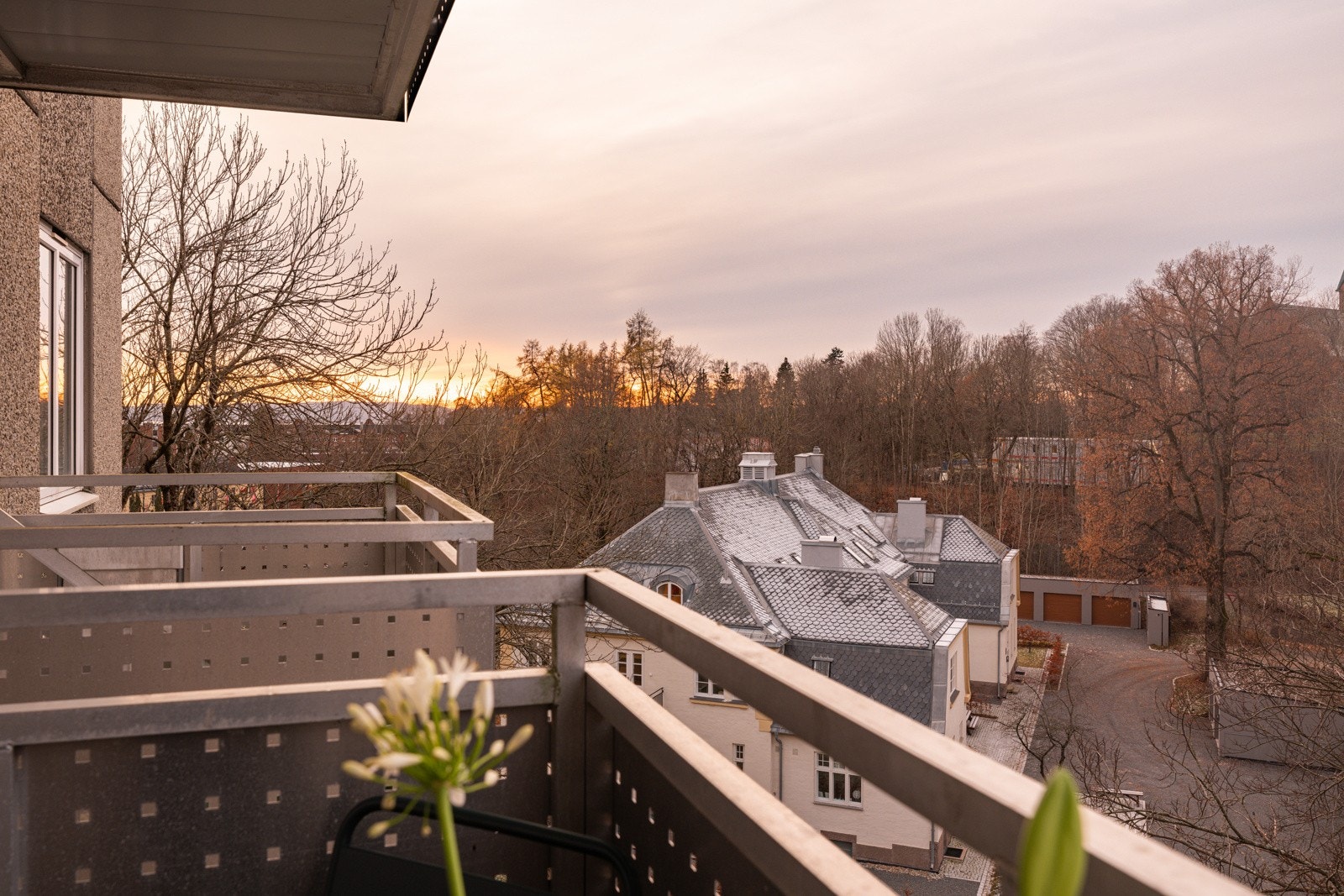 Beliggenheten i høyden og mot vest sørger for gode solforhold på ettermiddag og kveld Galleribilde