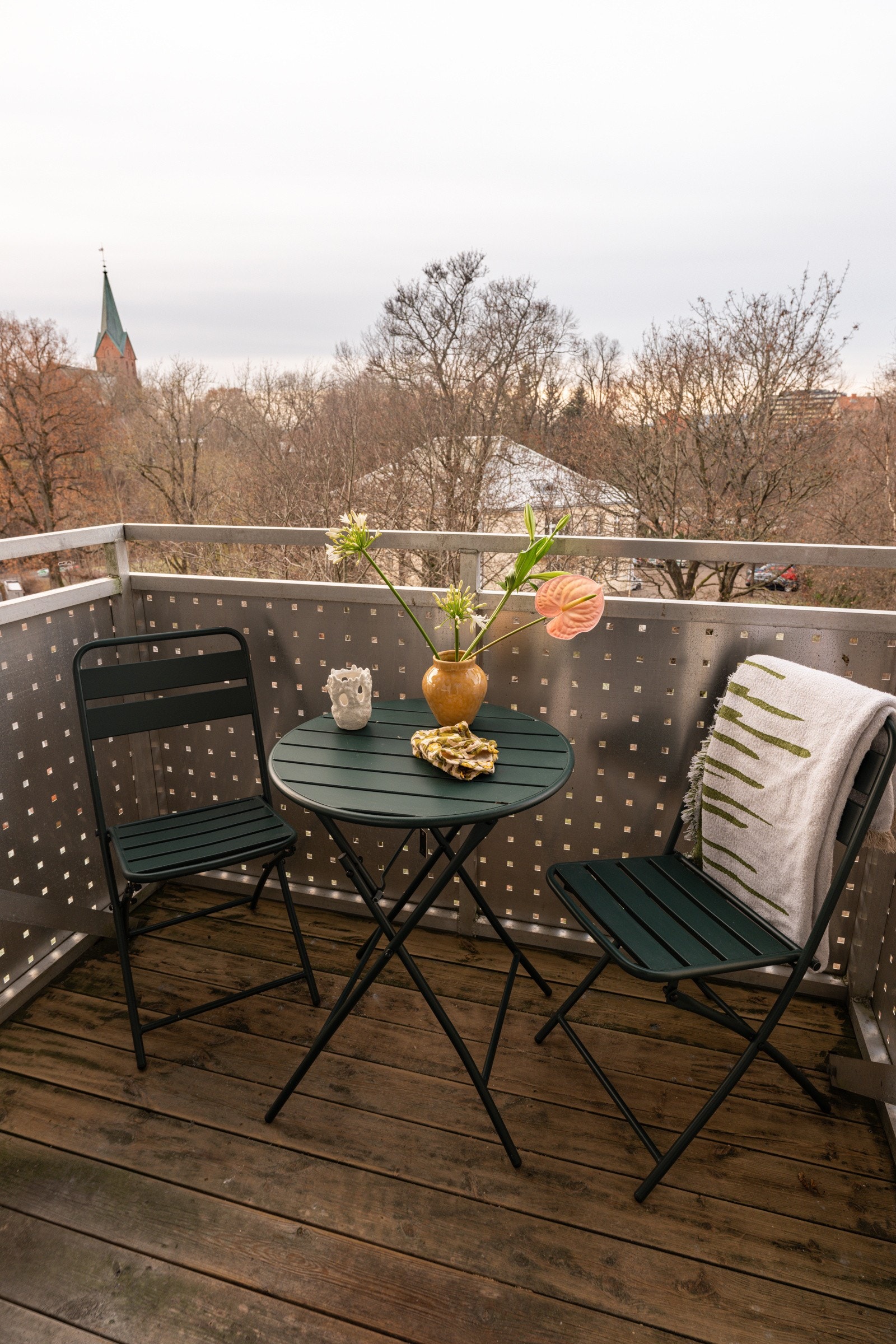 Her sitter du i høyt, fritt og solrikt i hyggelige og frodige omgivelser som forandrer seg med årstidene. Galleribilde