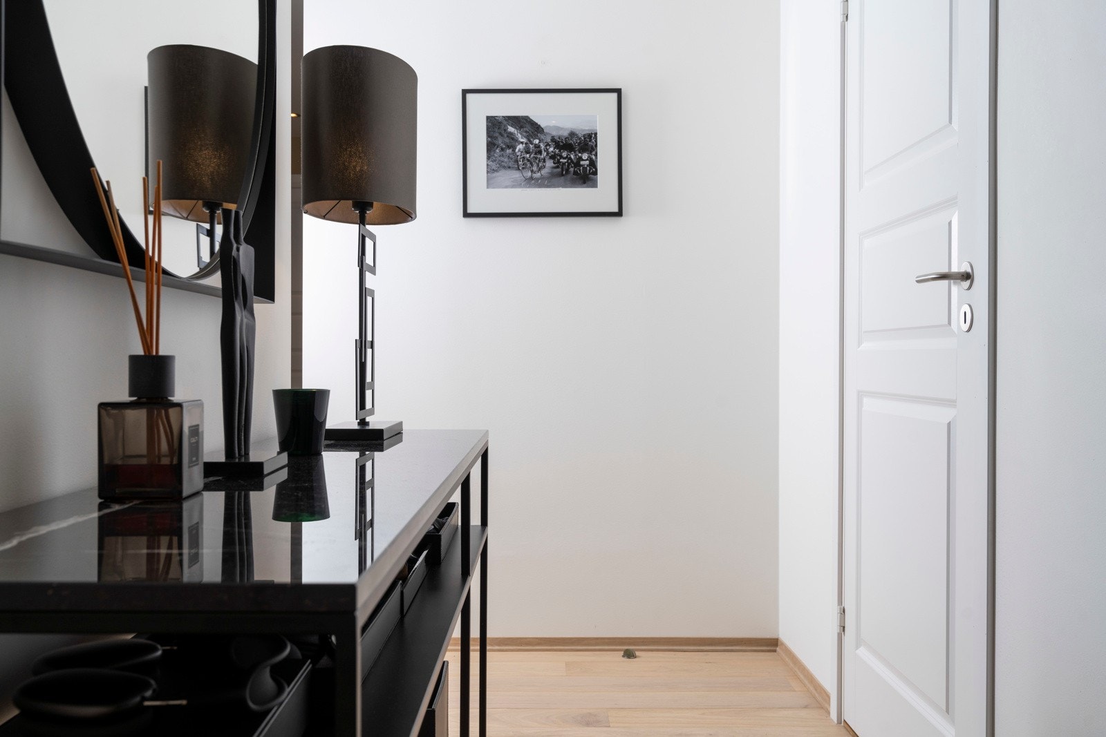 Velkommen inn, romslig gang med garderobe Galleribilde