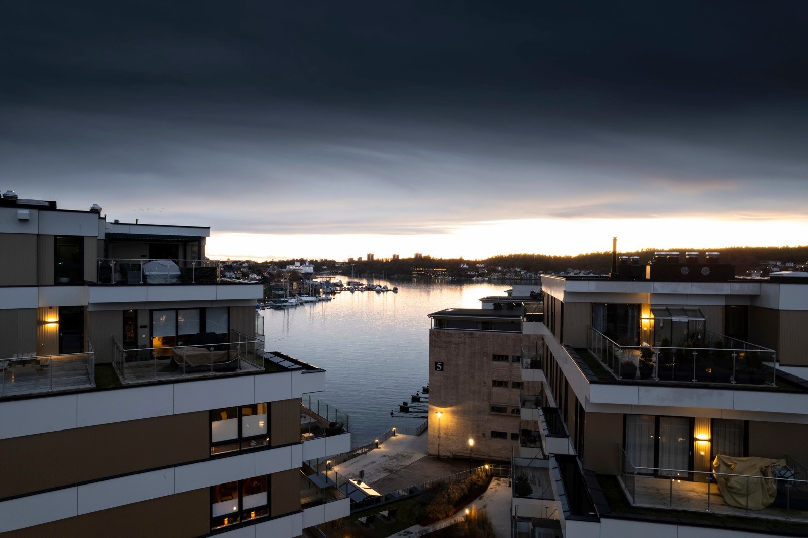 Fjordutsikt og kveldsstemning Galleribilde