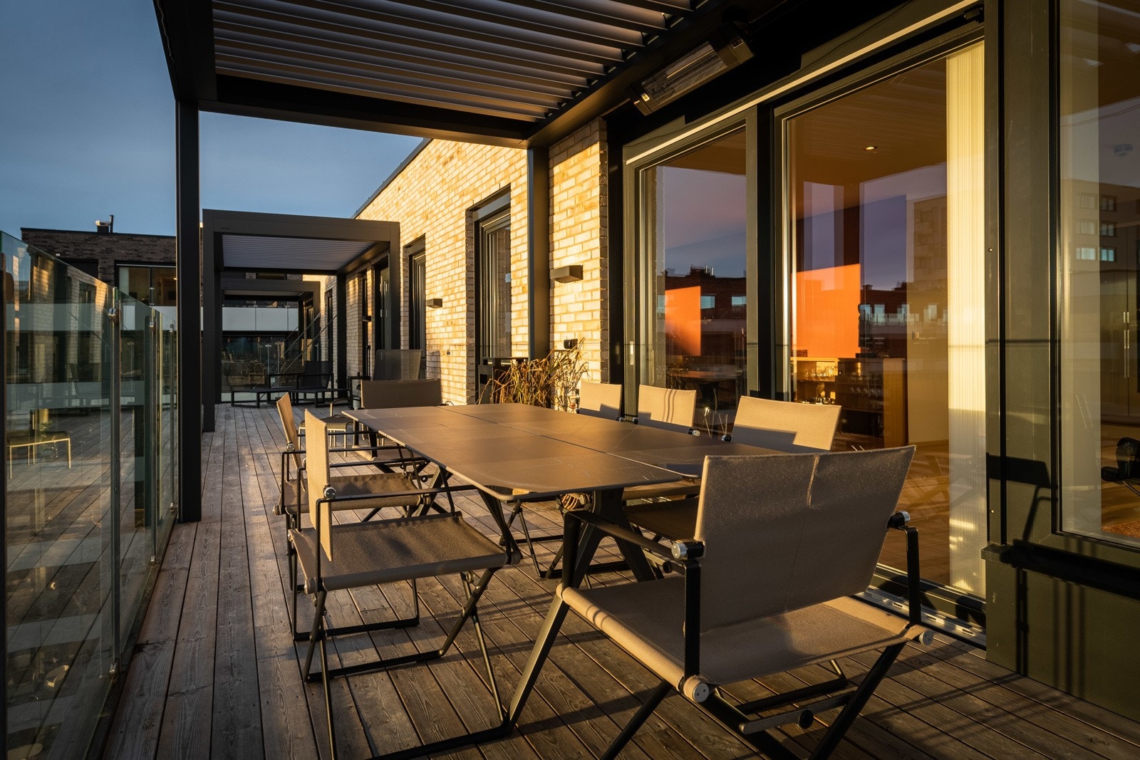 2 x pergola m/automatisk tak og droppgardiner på siden Galleribilde