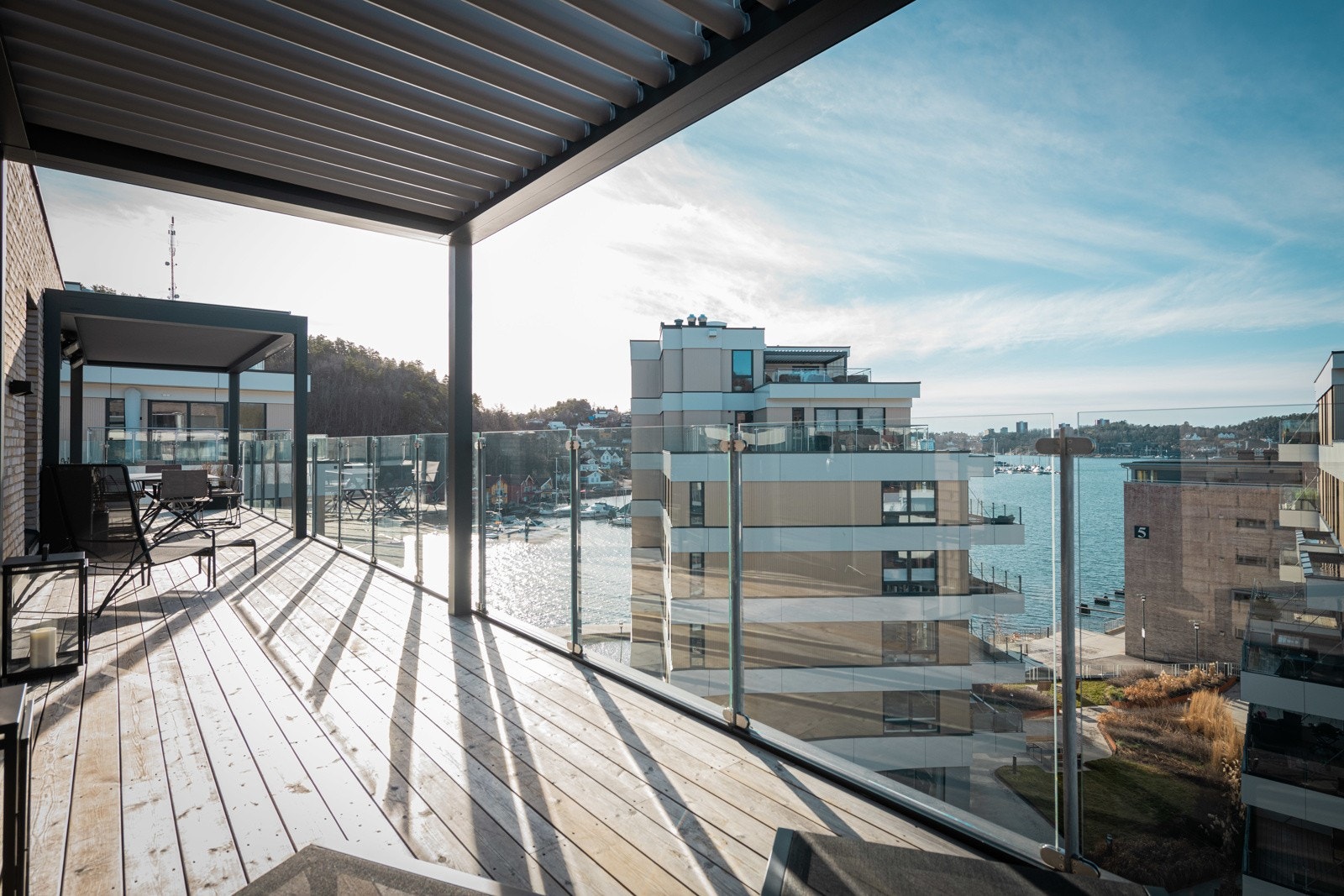 Sommerferie på egen balkong og 1 minutt til badebrygge Galleribilde