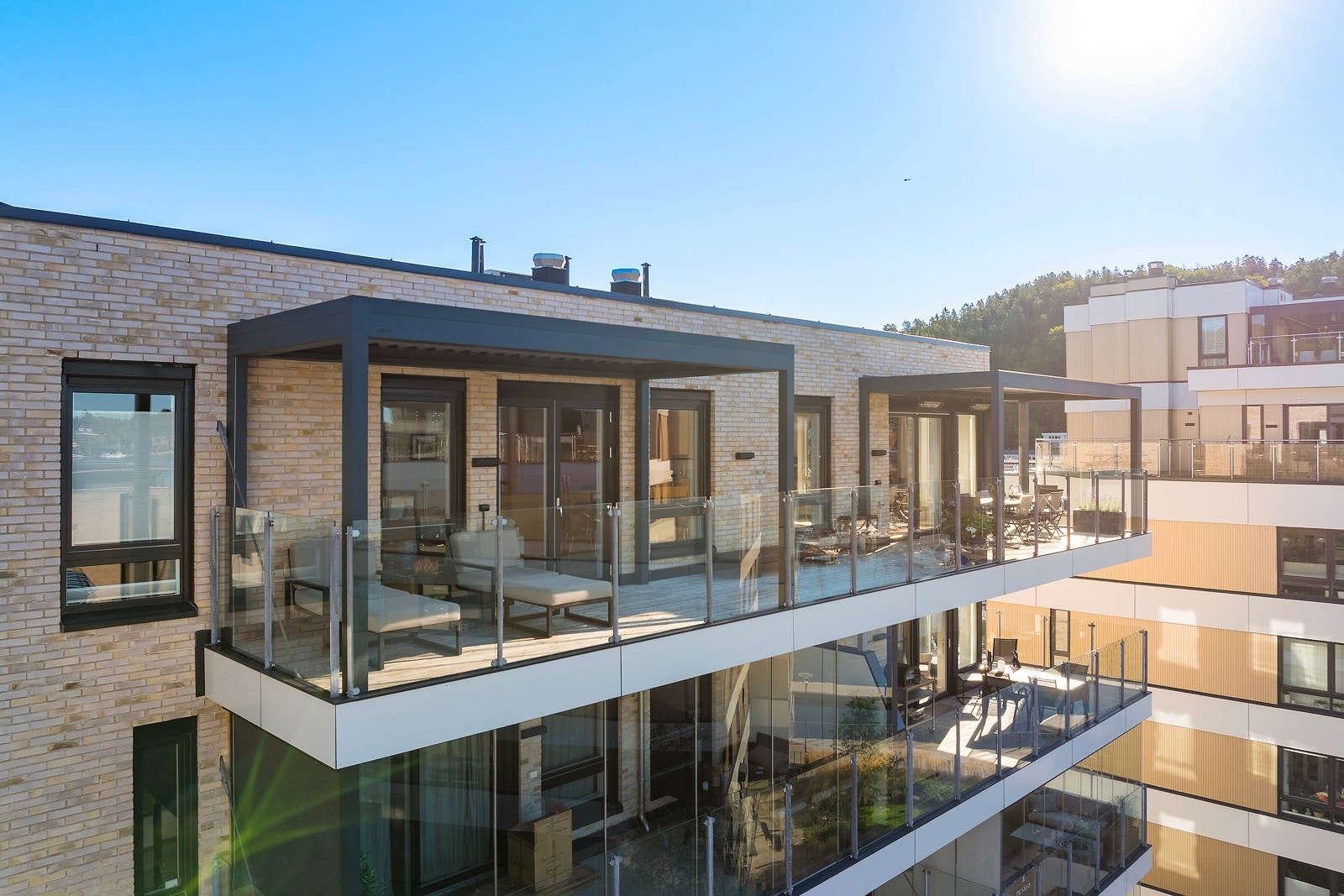 Ekstra stor balkong med 2 x pergola, perfekt for sol og innsyn Galleribilde