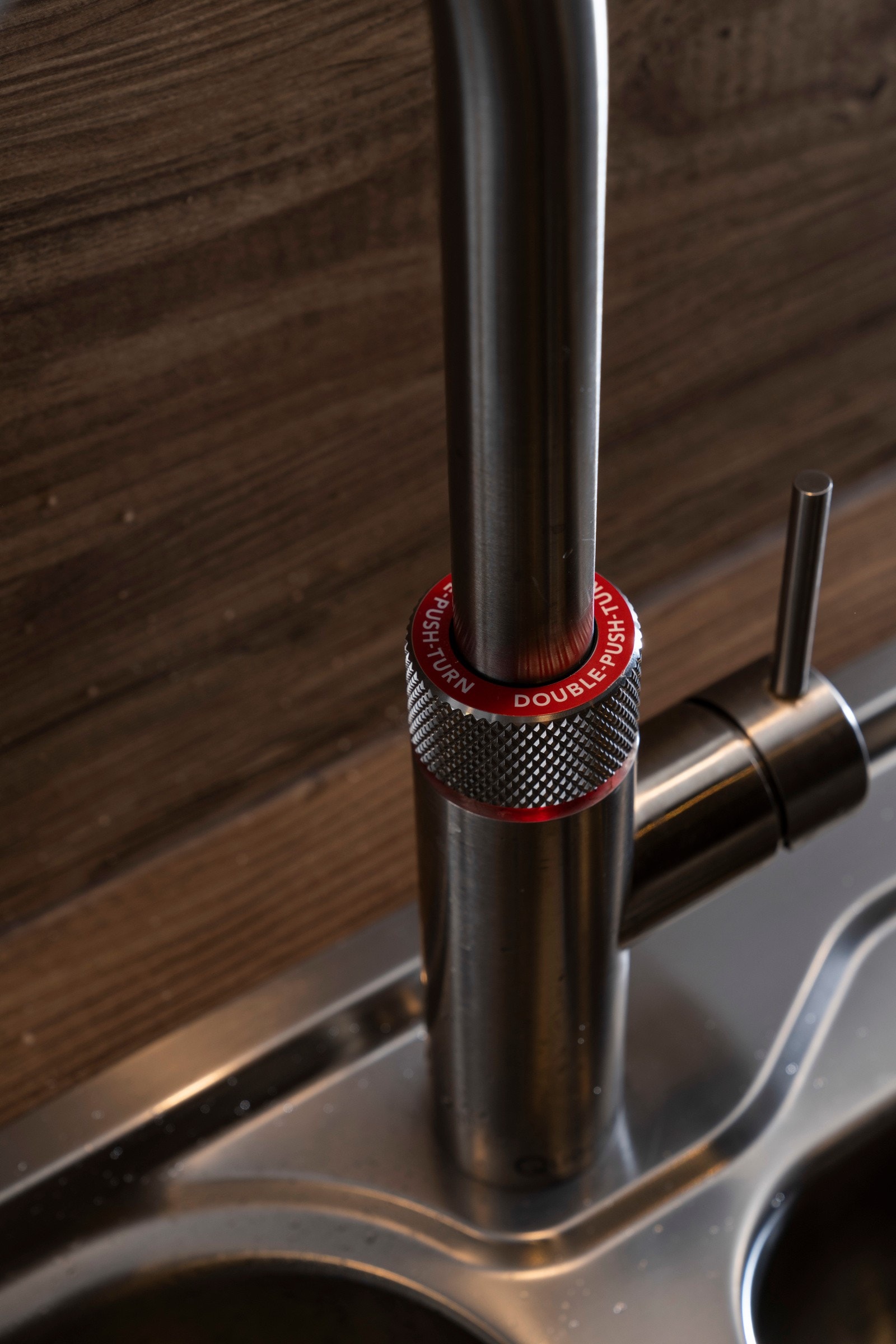 Det er på kjøkken montert Quooker kokende vannspring. Galleribilde