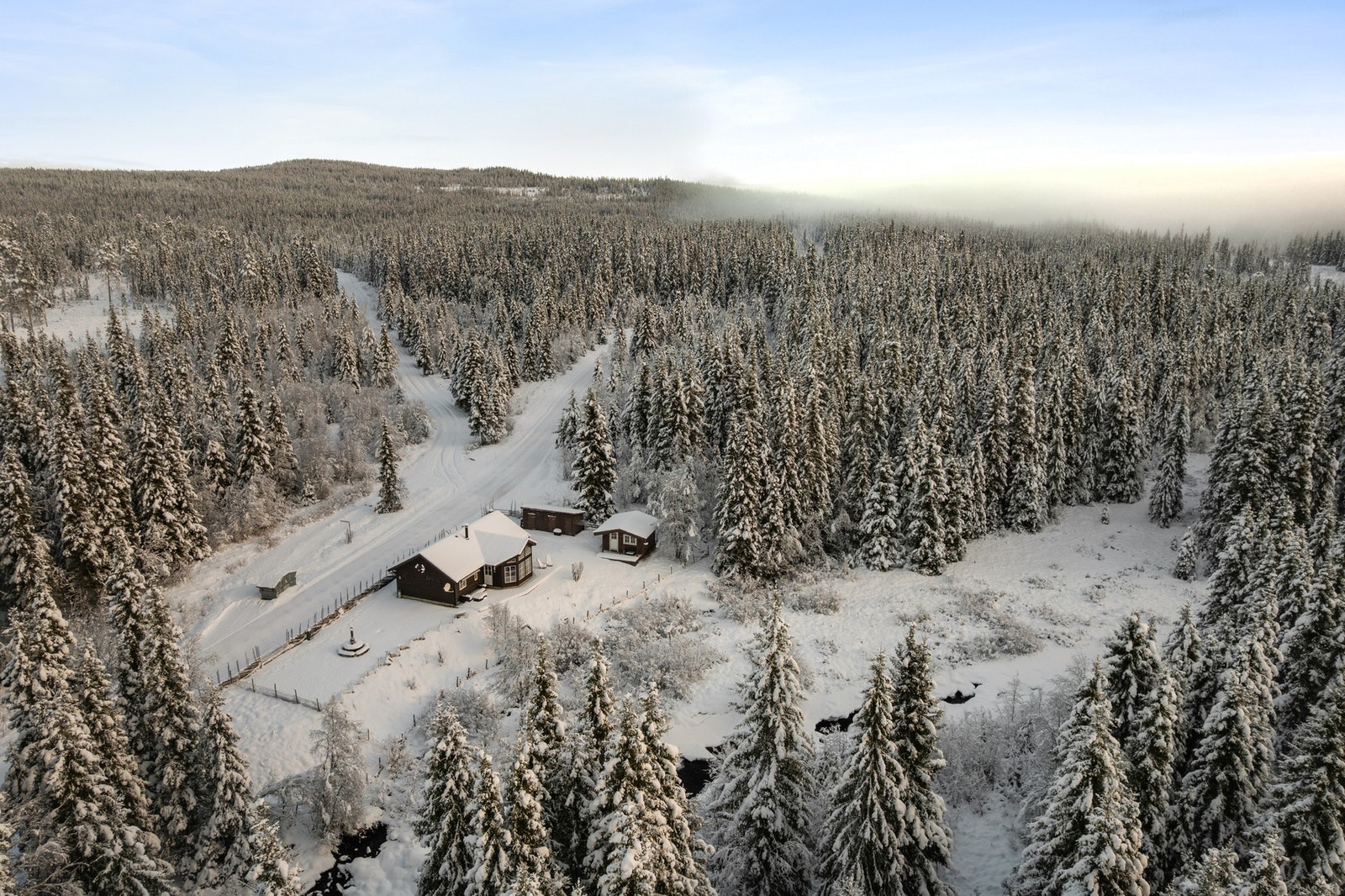 Fritidsboligen har en idyllisk beliggenhet, med en elv som sildrer like ved. Galleribilde