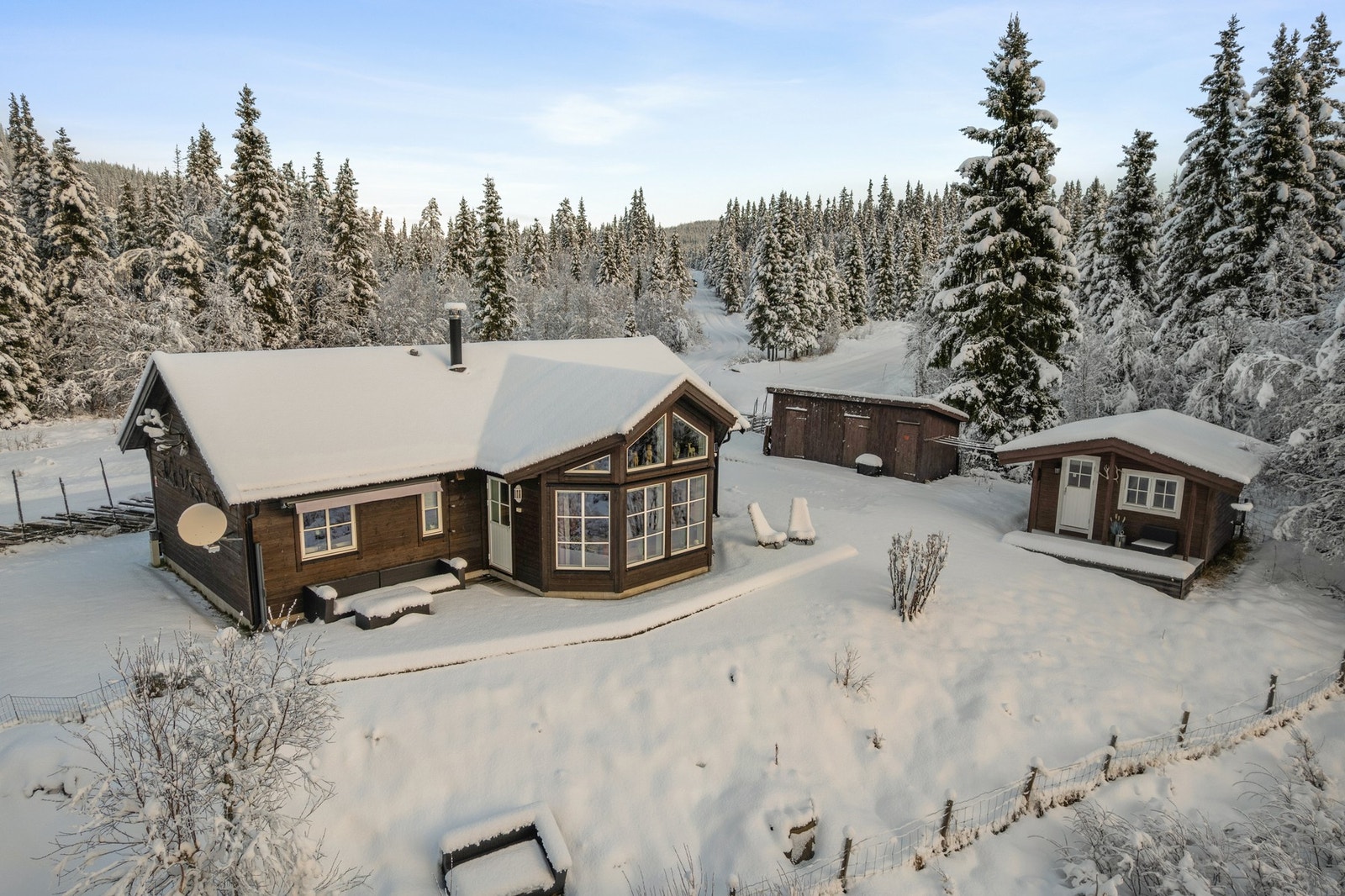 PrivatMegleren Lillehammer v/Pernille Enger Lunn har gleden av å presentere Østfjellvegen 103 - En tiltalende og innbydende fritidsbolig idyllisk plassert i rolige omgivelser, med naturen tett på! Galleribilde