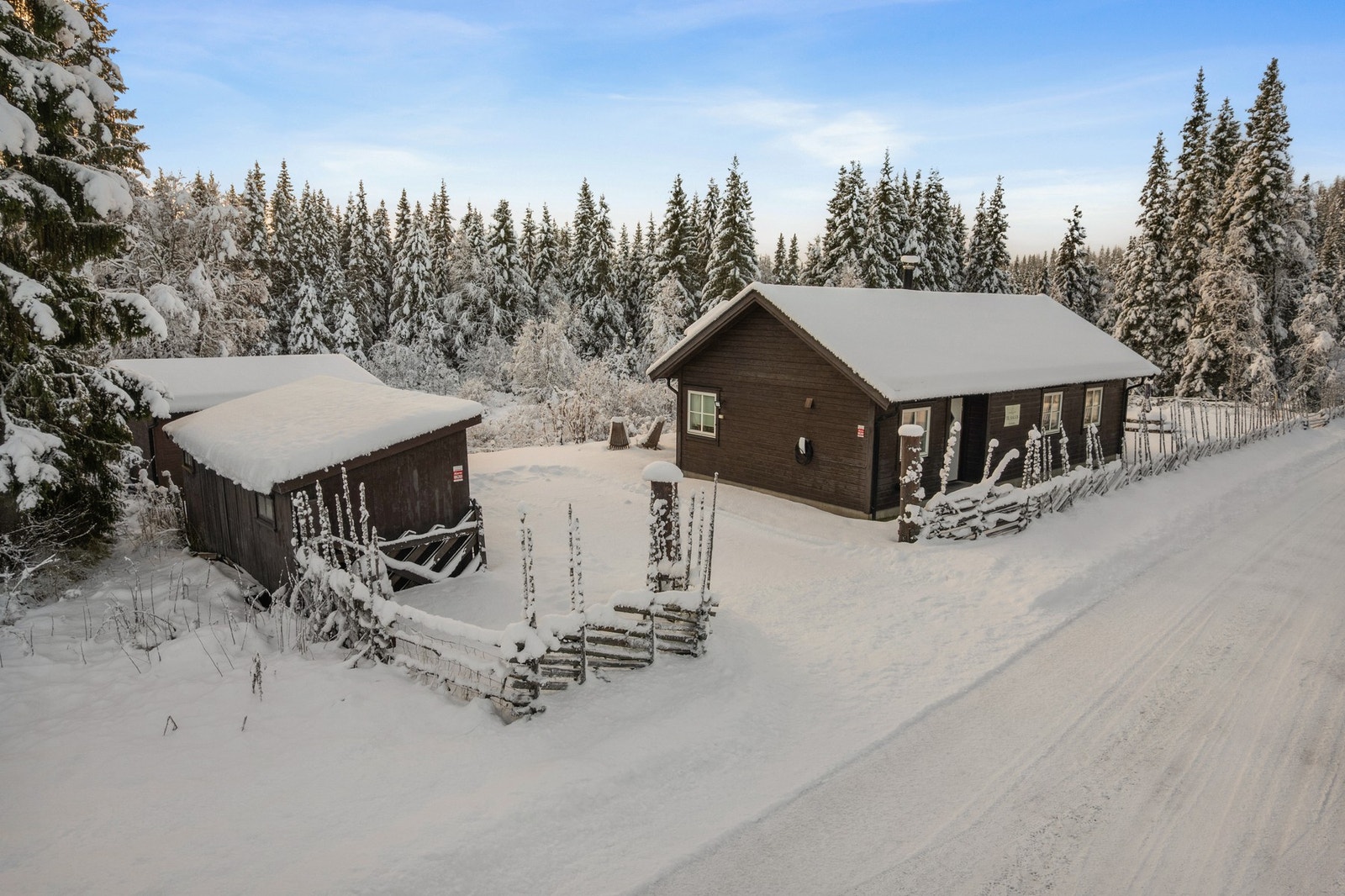 Hyggelig hyttetun med fritidsbolig, anneks og uthus, samt god plass til parkering på egen tomt. Galleribilde