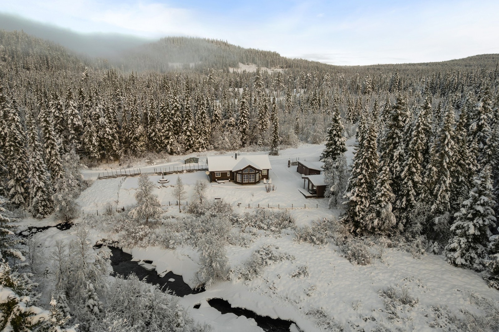 Tretten gir deg det beste fra to verdener - ro og natur i kombinasjon med et bredt aktivitetstilbud og gode servicetilbud i nærområdet. Her ligger alt til rette for å skape gode minner, året rundt. Galleribilde