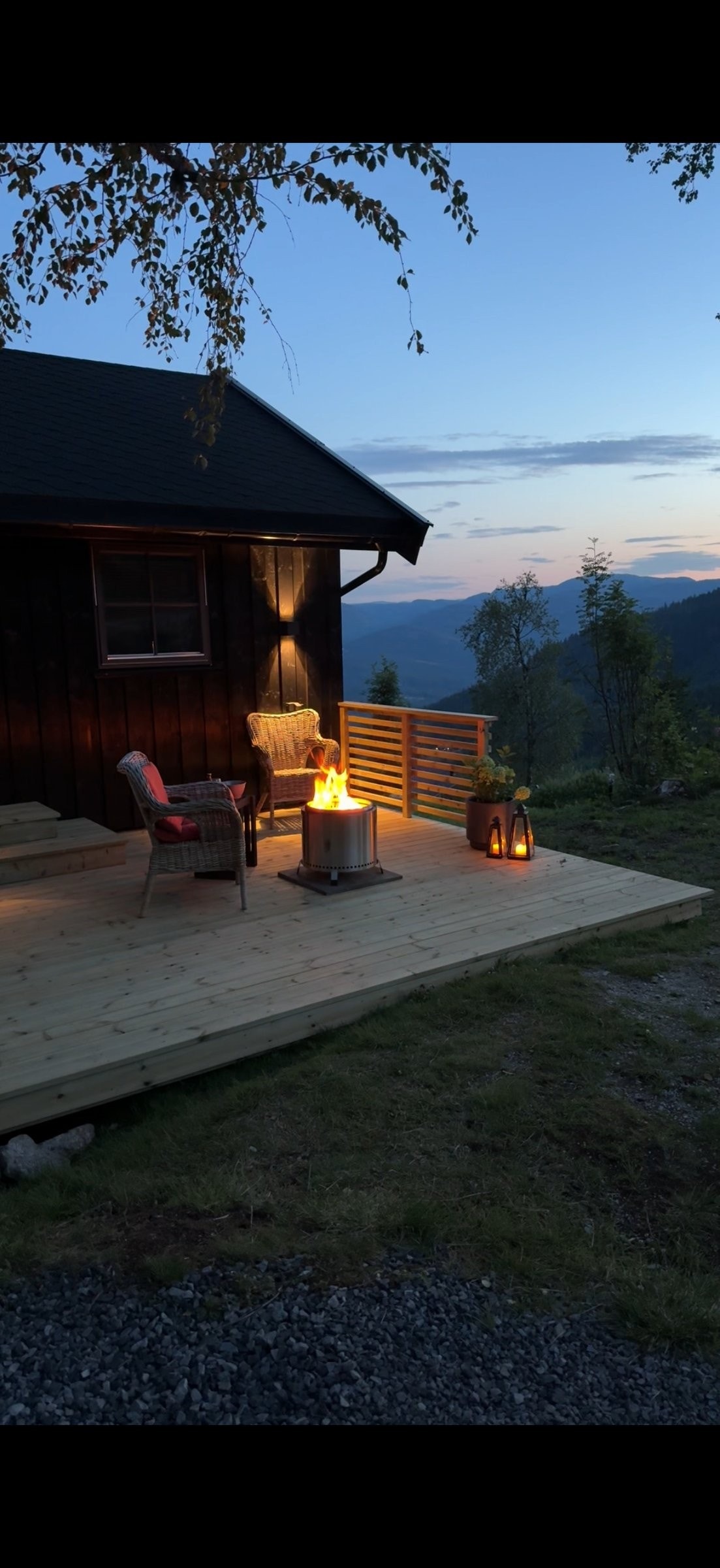 En flott terrasse foran inngangspartiet kan brukes til kos både morgen og kveld. Her nytes kaffen til morgensolen. Galleribilde