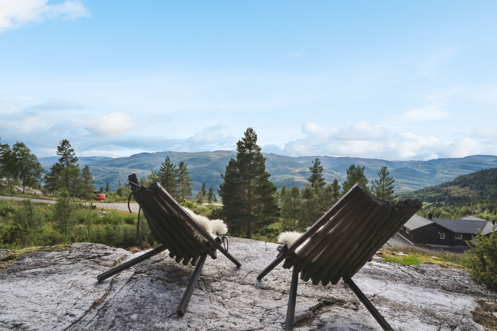 Utsikt mot Andersnatten, Eggedal og Gaustadtoppen. Perfekt plass å nyte solen og lade batteriene. Galleribilde
