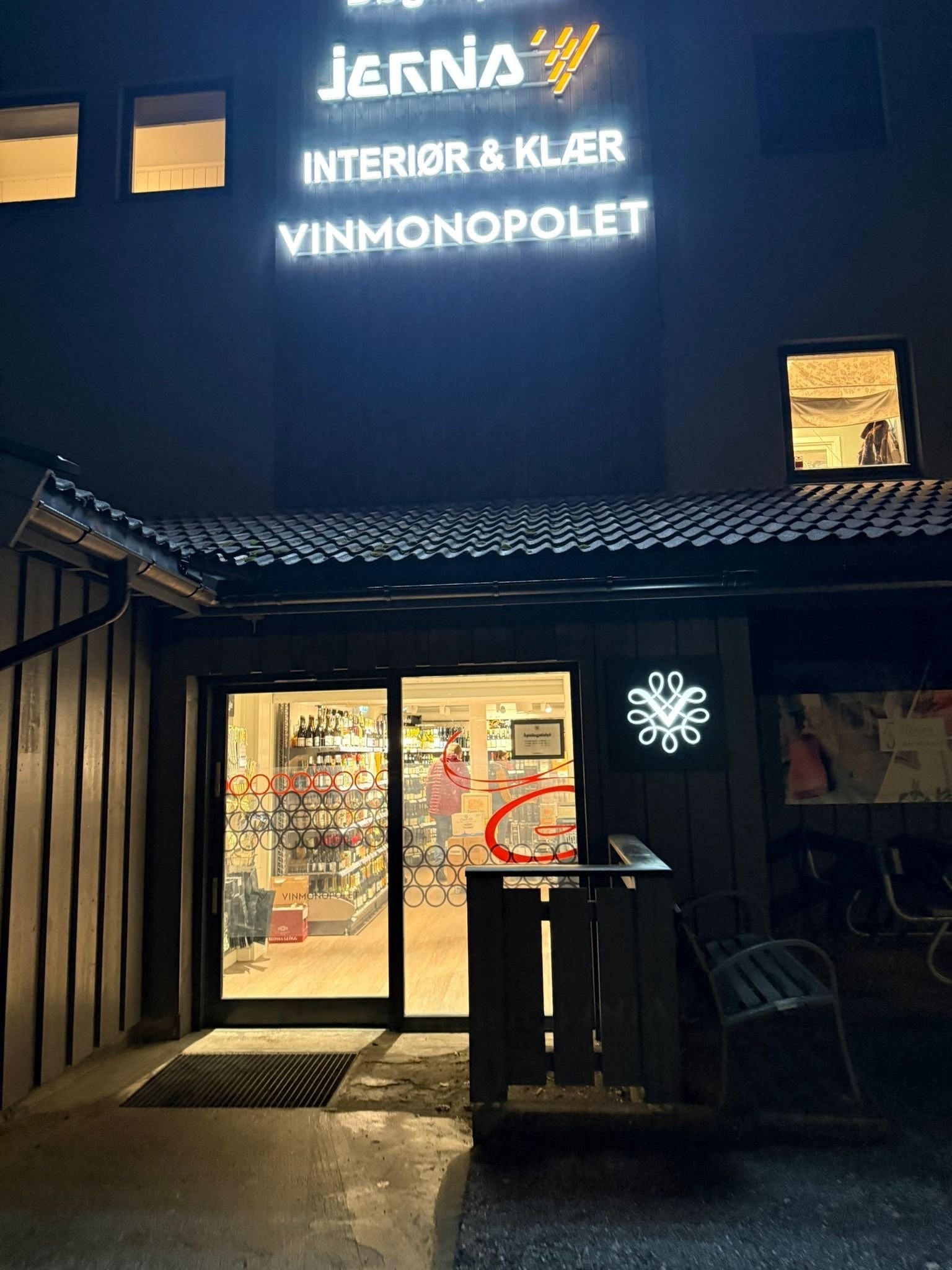 I bygda (ca 10 min fra hytta) er det døgnåpen SPAR butikk, bensinstasjon, sportsbutikk, Tesla ladestasjon samt vinmonopol. Galleribilde