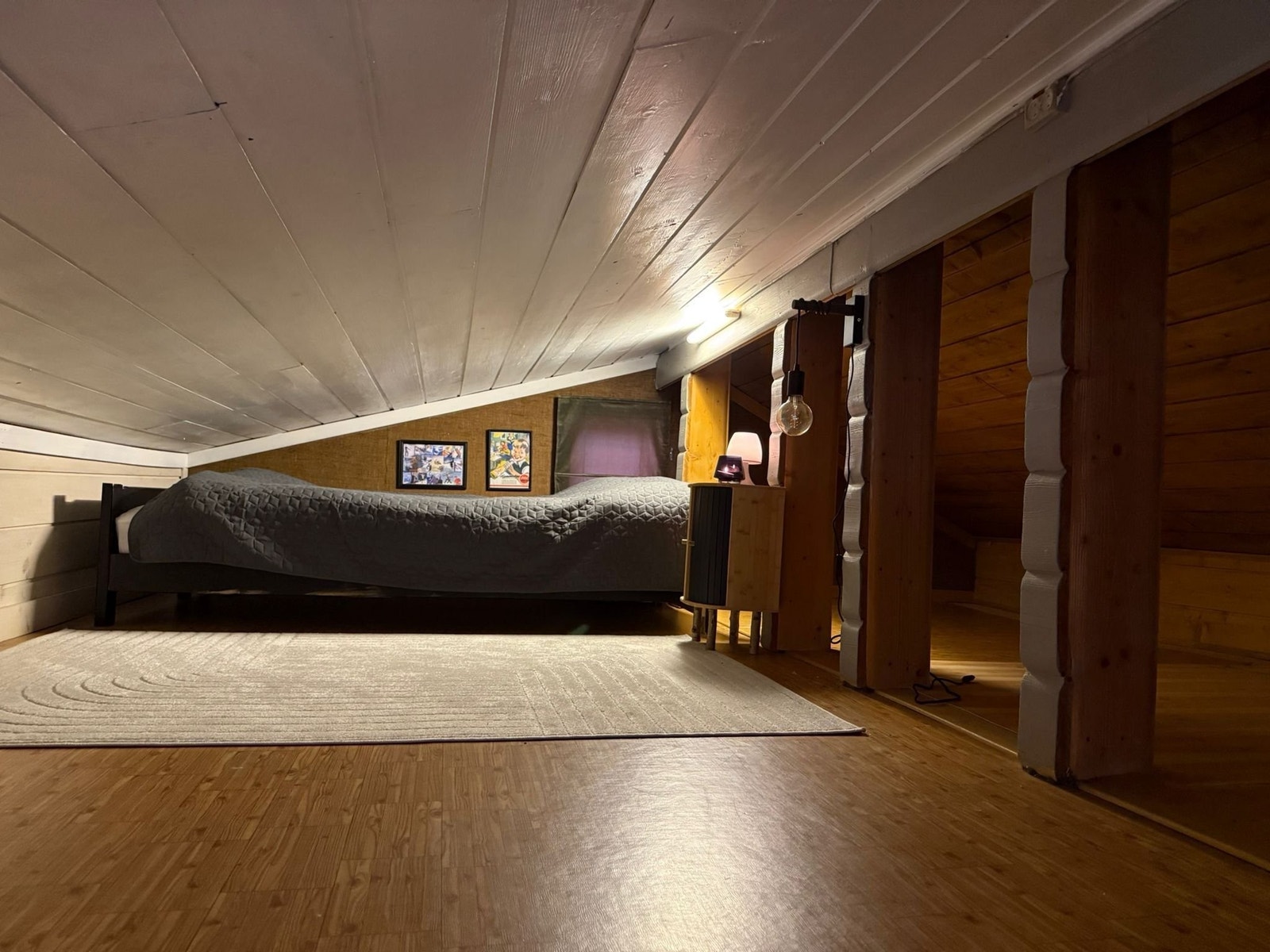 Hemsen med soveplass sett fra loftstrappen. Galleribilde