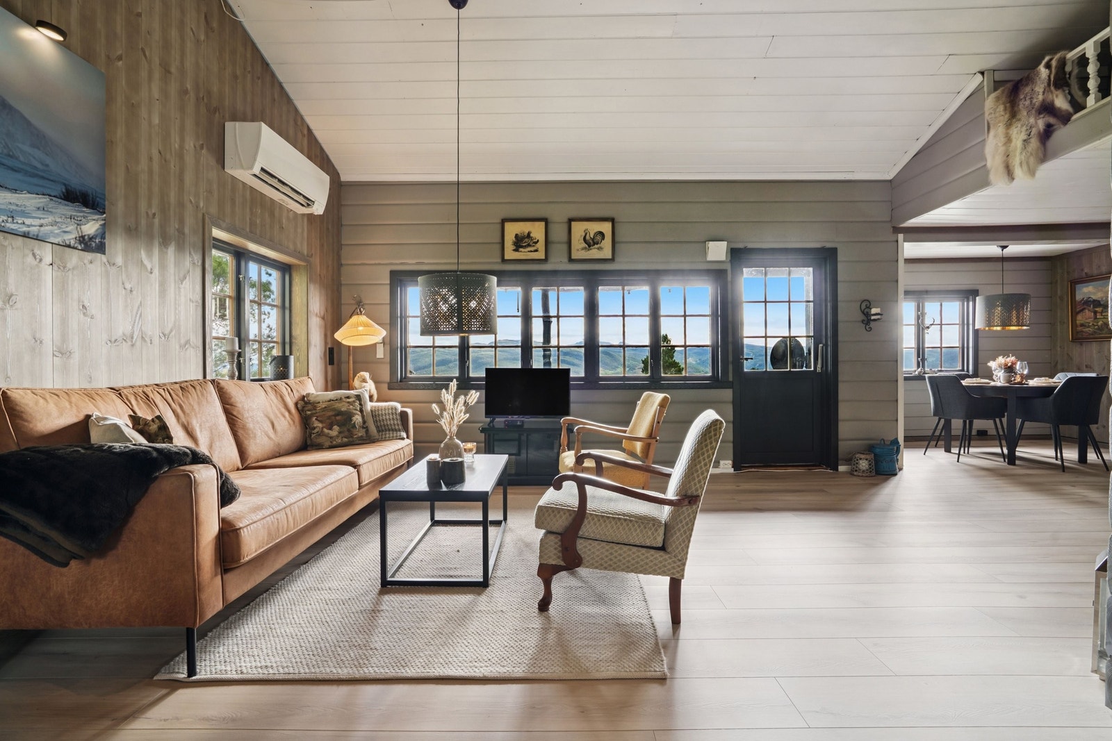 Fin utsikt utover dalen. Montert varmepumpe fra Mitsubishi i tillegg til en moderne rentbrennende peisovn. Behagelig temperatur hele året. Galleribilde