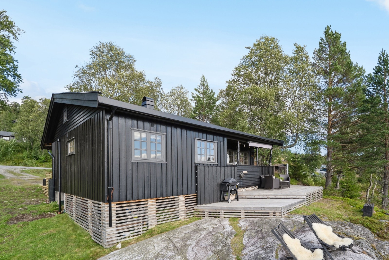 Usjenert og svært solrik terrasse med nydelig utsikt utover dalen mot Søtlifjell/Eggedal/Andersnatten. Hytta står solid på nyere betongsøyler til fast grunn. Galleribilde