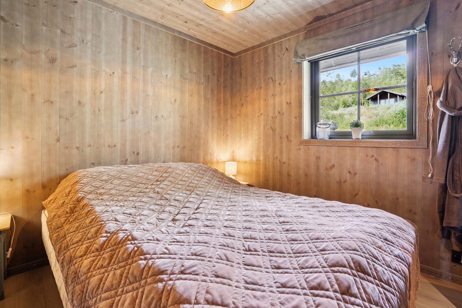 Soverom 1 har fargen Gråfjell på vegg og tak, god plass til dobbeltseng og kommode. Opus vinylgulv. Galleribilde