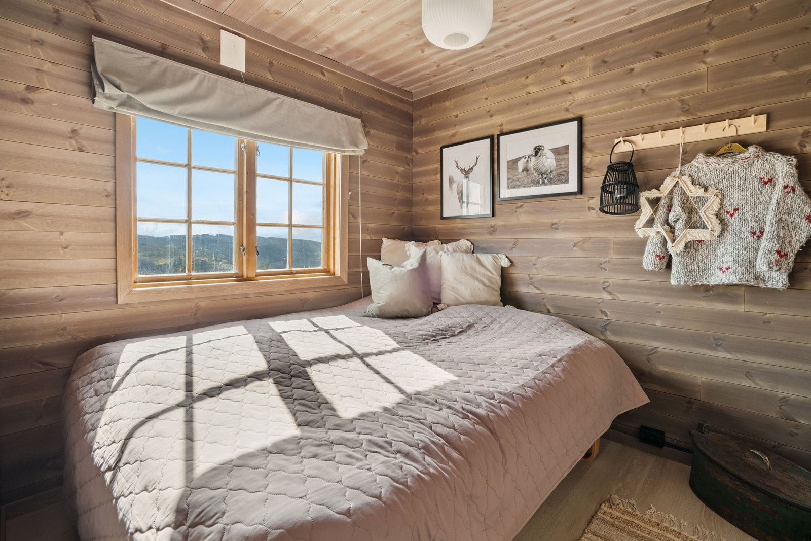 Soverom 3 har fargen Djupsjøen på vegg og tak, god plass til dobbeltseng og kommode. Pergo vinylgulv og utsikt utover dalen. Galleribilde