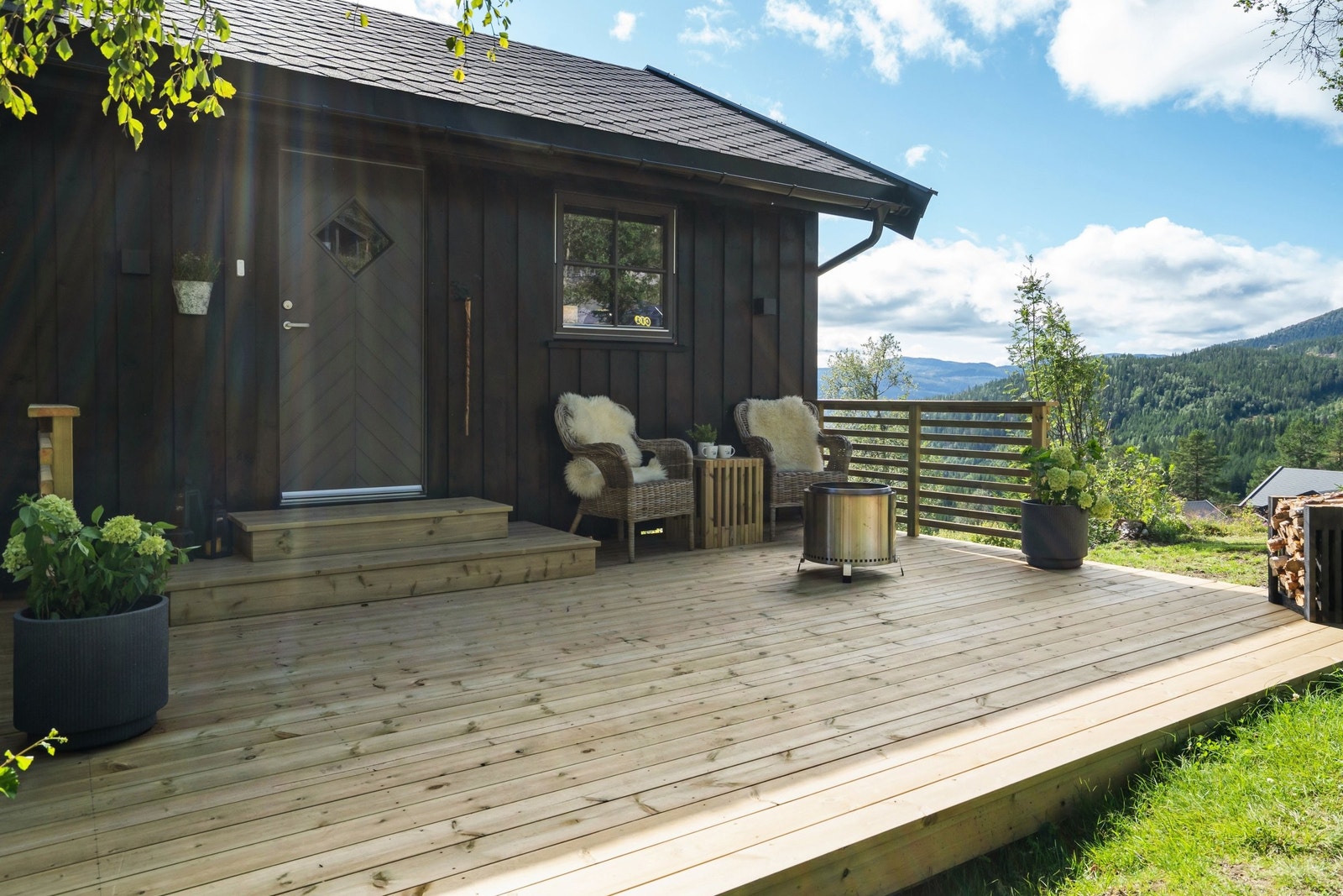 Lekkert nytt inngangsparti med stor flott terrasse man kan nyte både morgen- og ettermiddagssol. Galleribilde