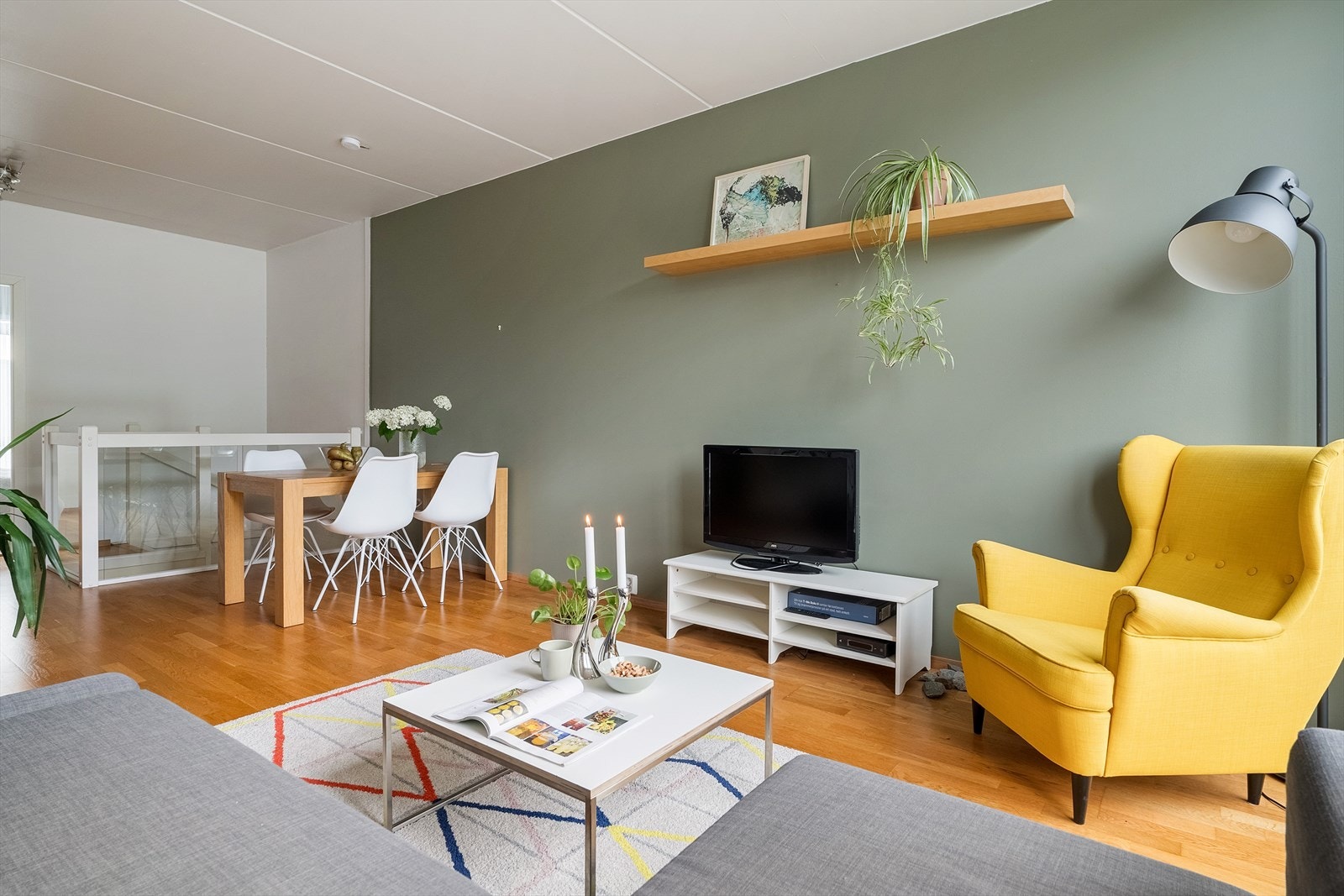 På stue/kjøkken er det plass til sofagruppe, spisebord og tilhørende møblement. Galleribilde