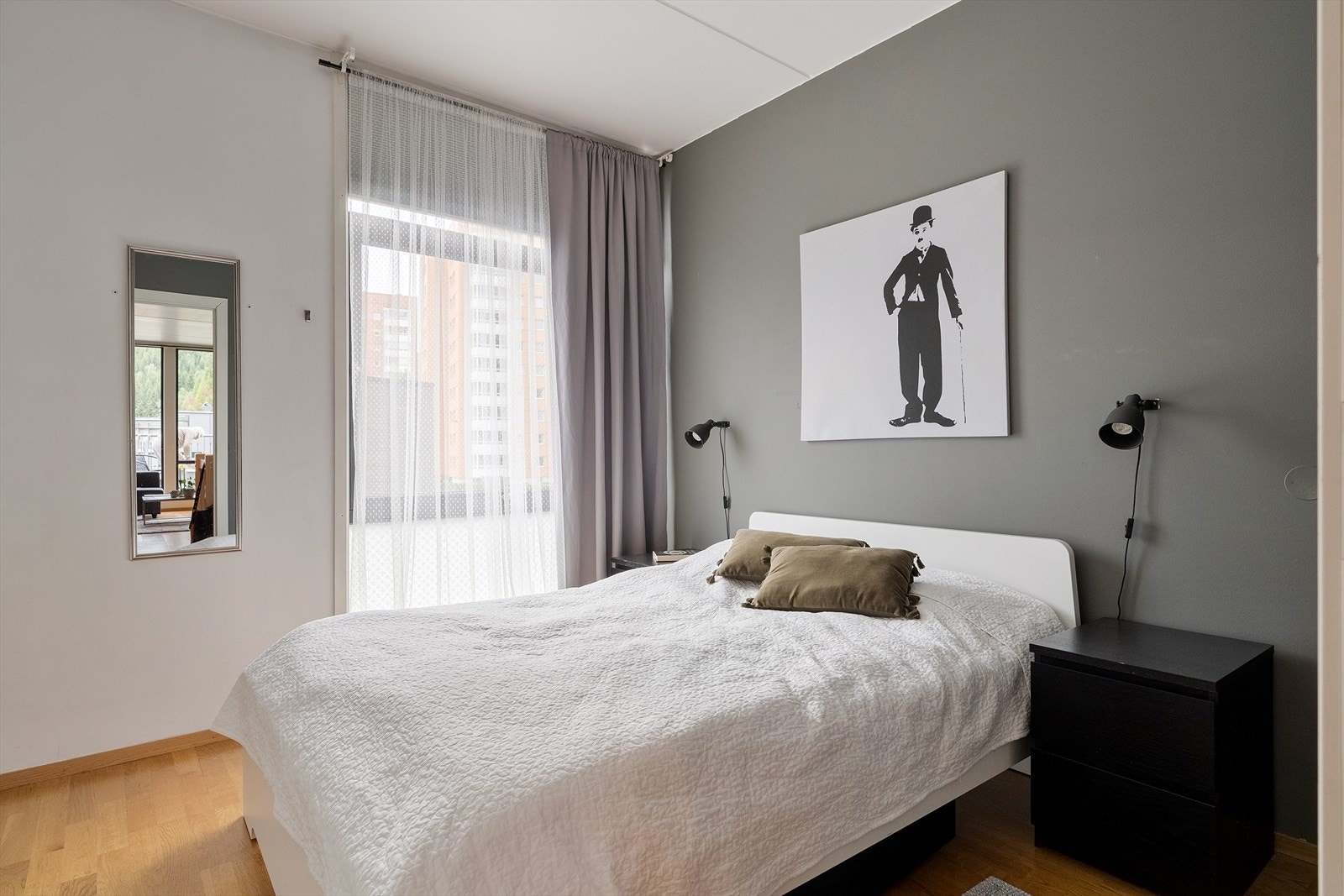 God plass til seng, nattbord og garderobeløsning. Galleribilde