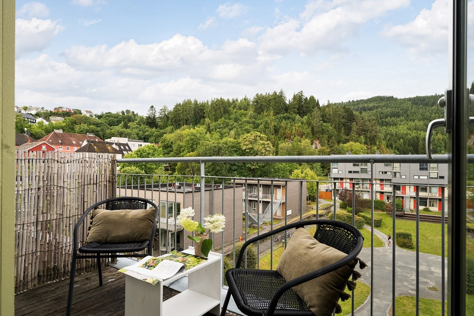 Balkongen er på 5 kvm. Her får du flotte sol- og utsiktsforhold. Galleribilde