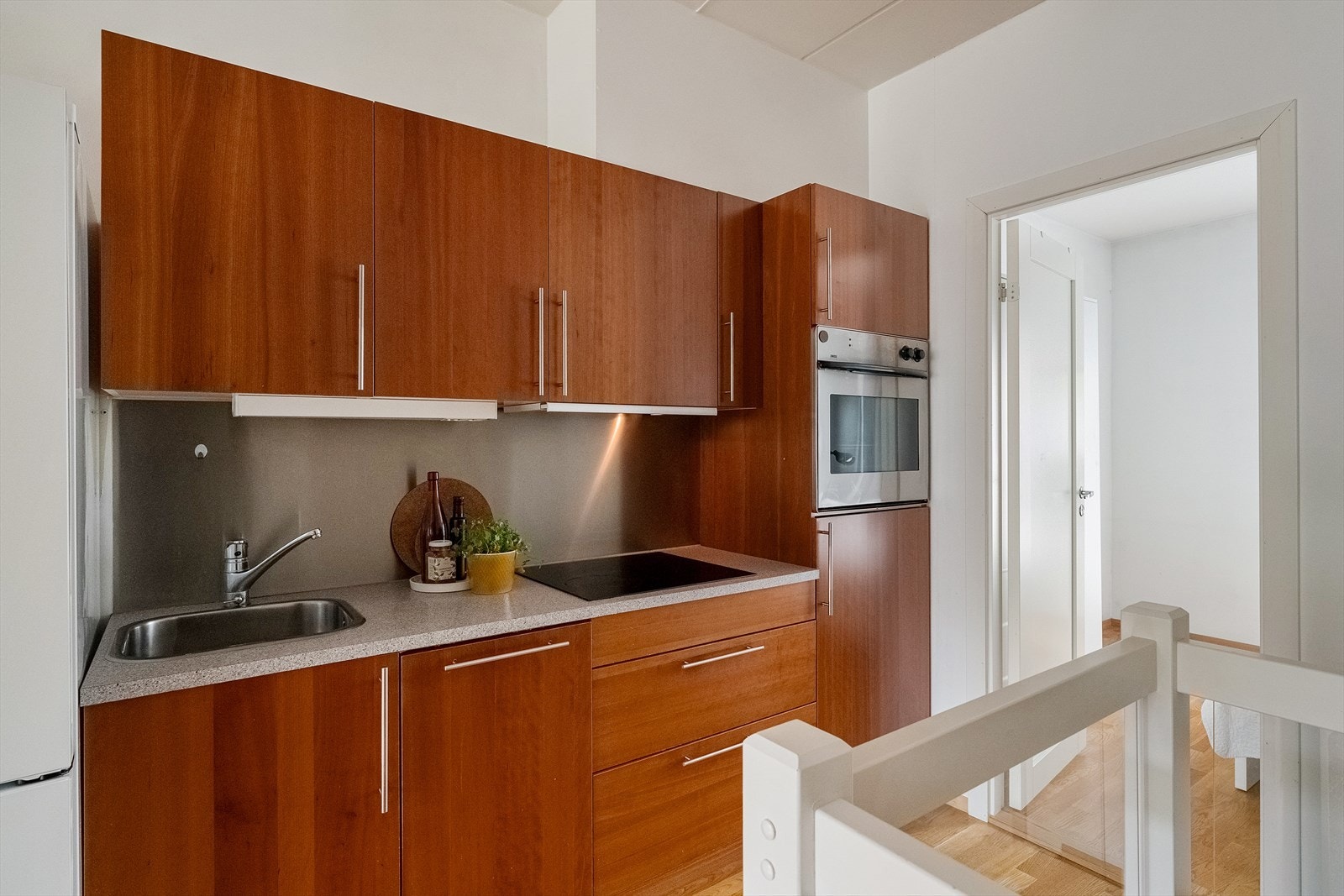 Det er integrert stekovn, oppvaskmaskin og platetopp. Galleribilde