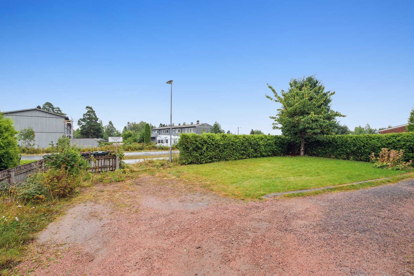 Kun ca. 1 min. gangavstand til bussholdeplass med kun 2,5 km til Svelvik sentrum Galleribilde