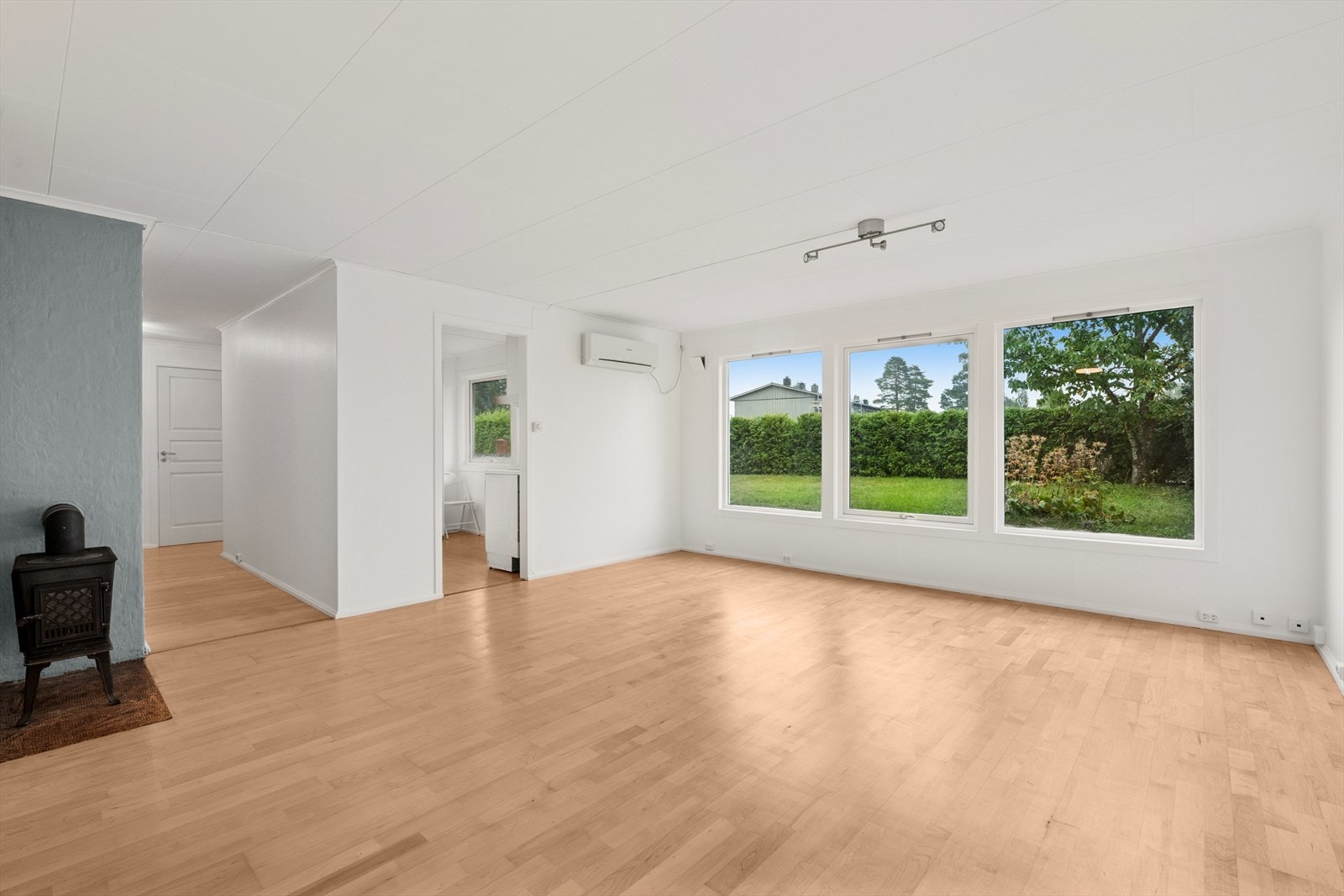 Stue med nyere vedovn og varmepumpe Galleribilde