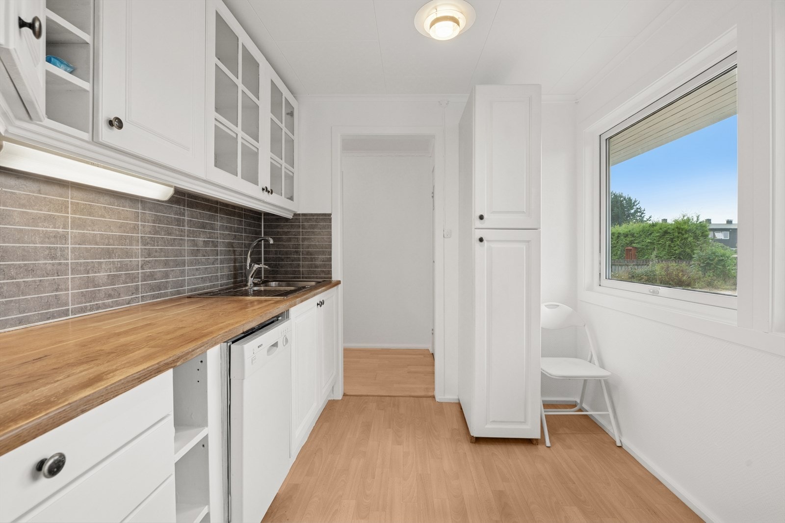 Kjøkkenet har også adkomst fra gangen Galleribilde