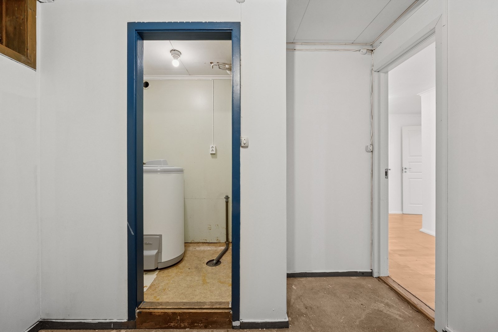 Fra boden er det videre tilgang til teknisk rom med nyere varmtvannstank på ca. 200 l Galleribilde