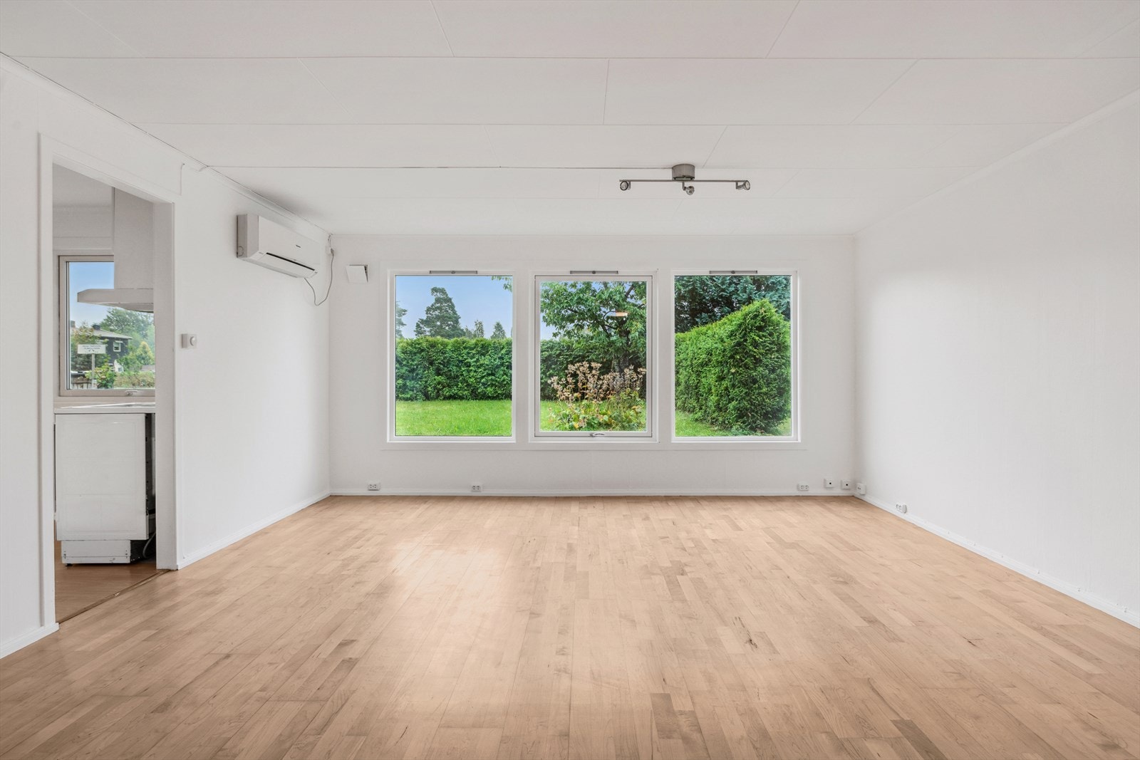 Store vindusflater i stuen som gir godt med dagslys Galleribilde