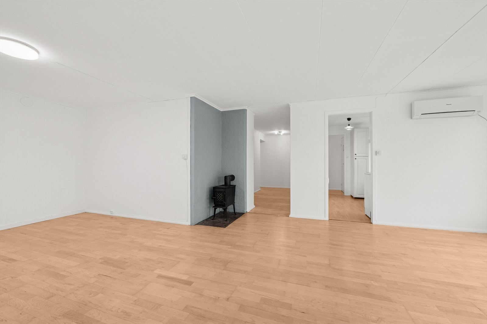 Fra stuen er det adkomst til kjøkkenet Galleribilde