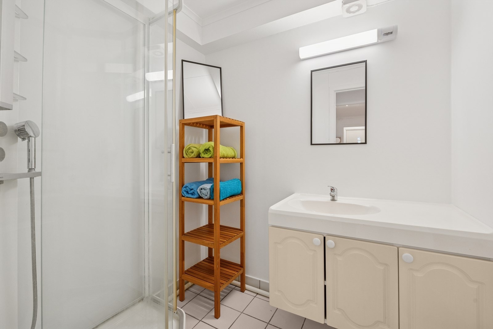 Bad med servant med servantskap og dusjkabinett Galleribilde