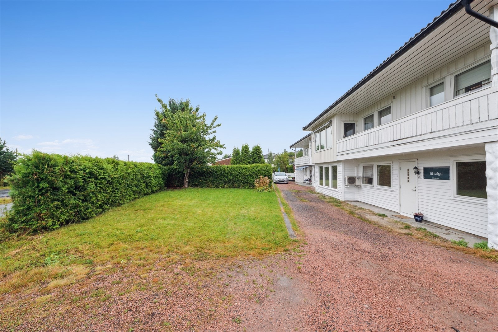 Uteområde er ikke tinglyst, men iflg. eier så har leilighetene i u. etg. disponert hagen utenfor Galleribilde