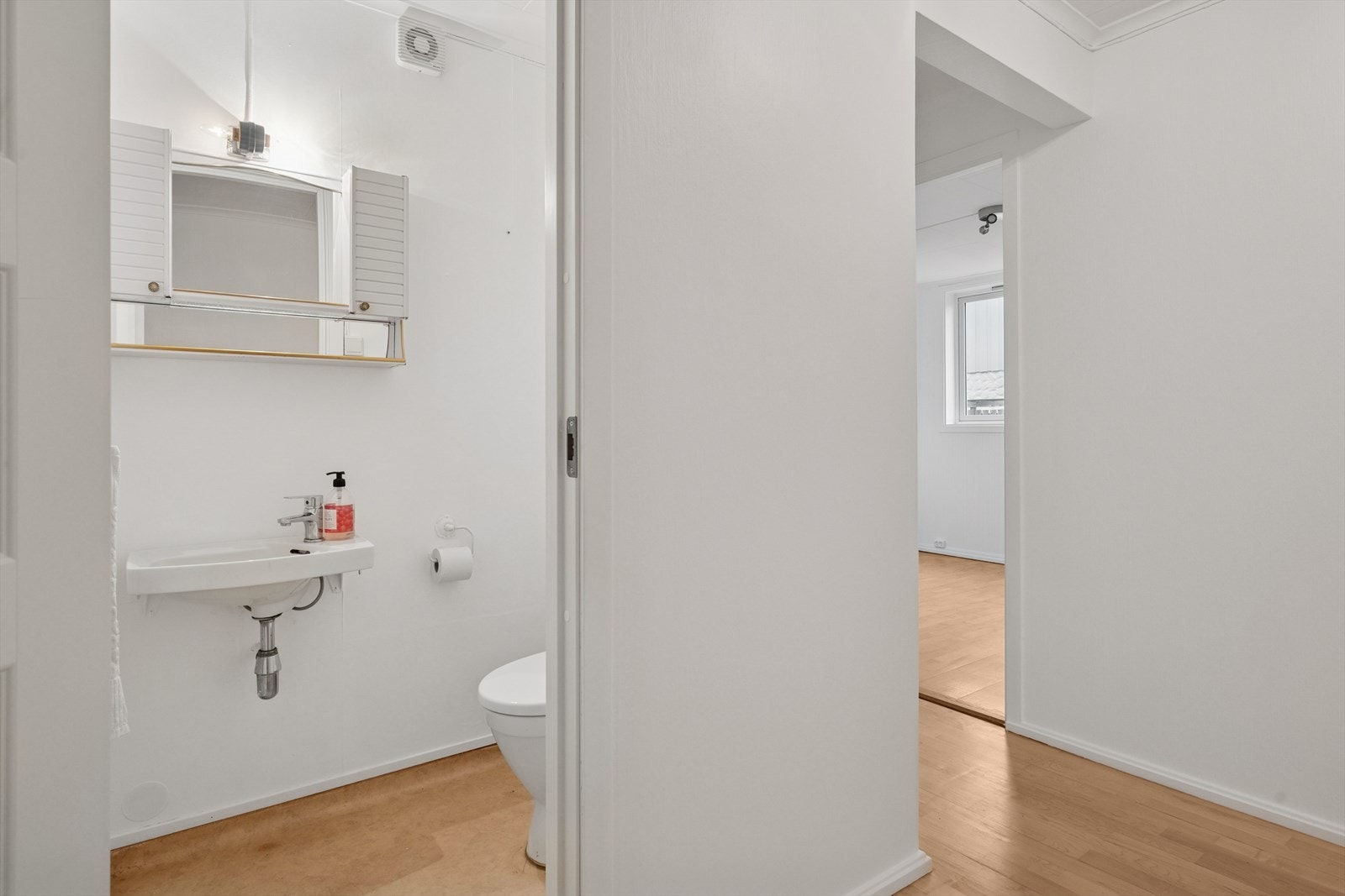 Separat toalettrom med servant og toalett Galleribilde