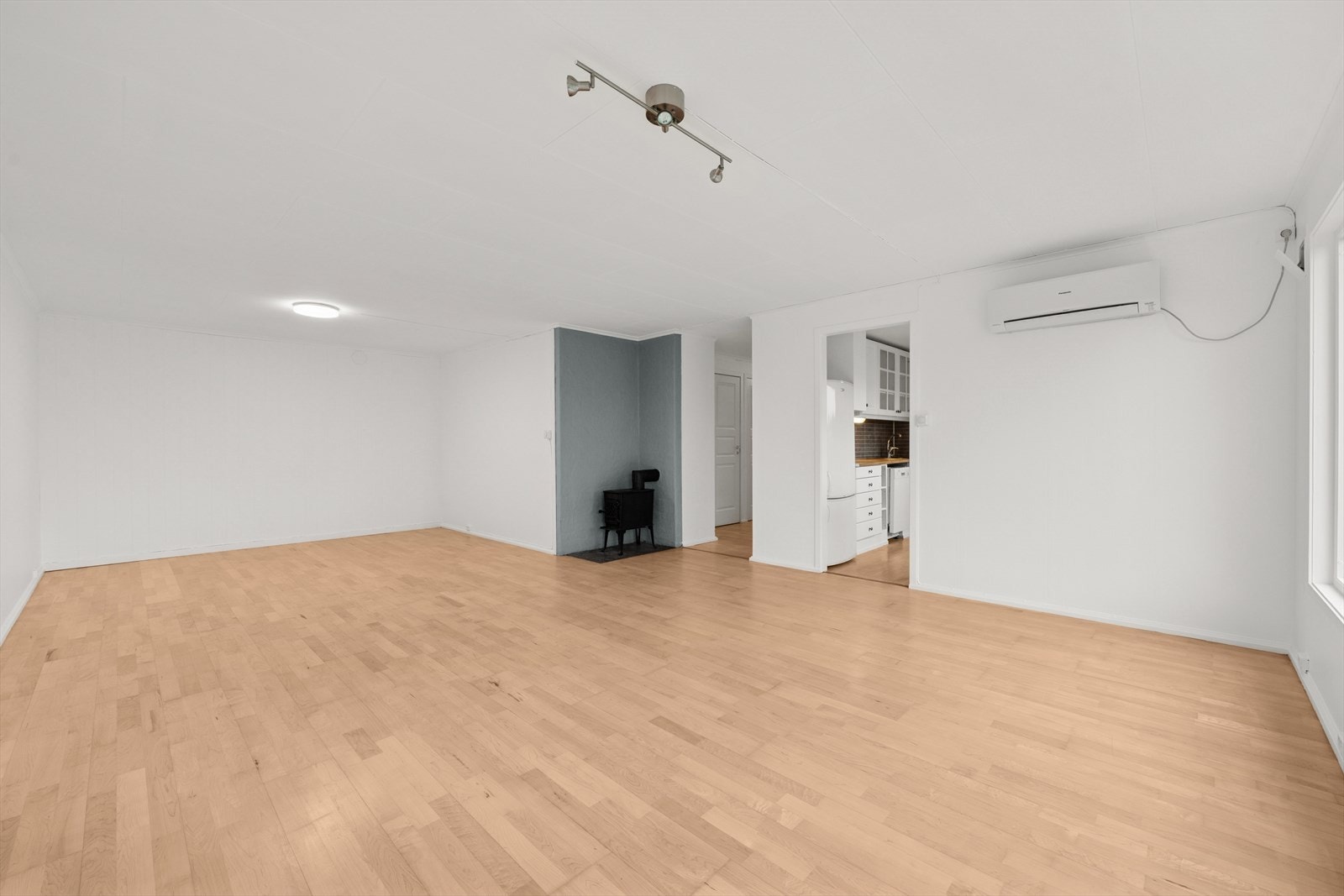 Romslig stue med plass til både sofagruppe og spisebord Galleribilde