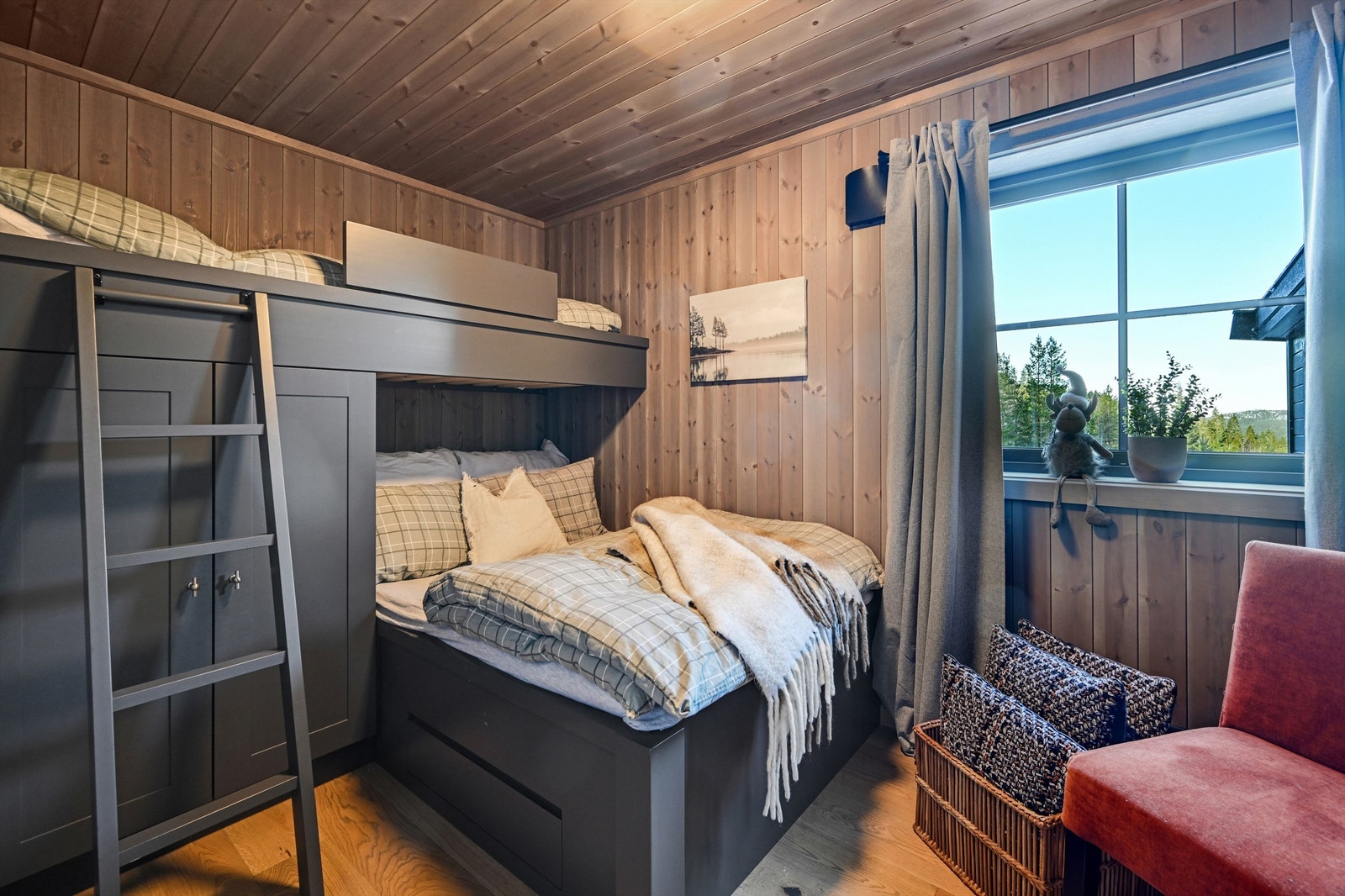 Soverom med plassbygde senger med smarte skap- og skuffeløsninger. USButtak på aller soverom. Galleribilde