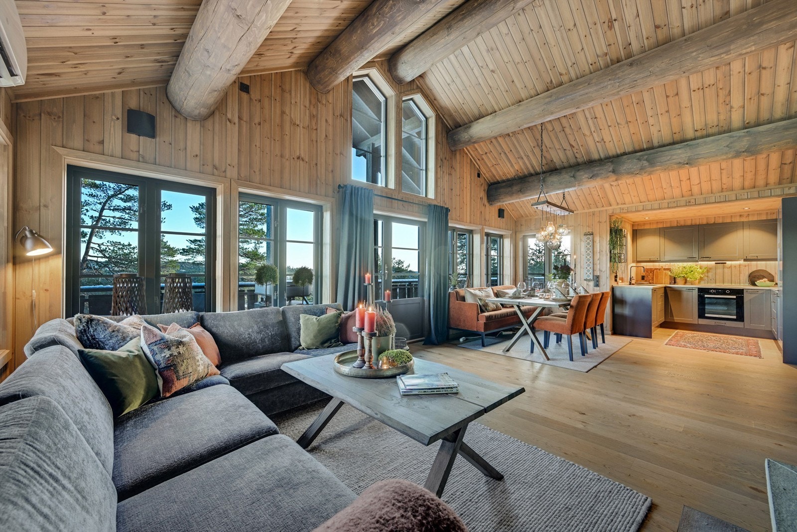 Stuen lys og luftig, har store vindusflater og har solide dragere i tak. Galleribilde