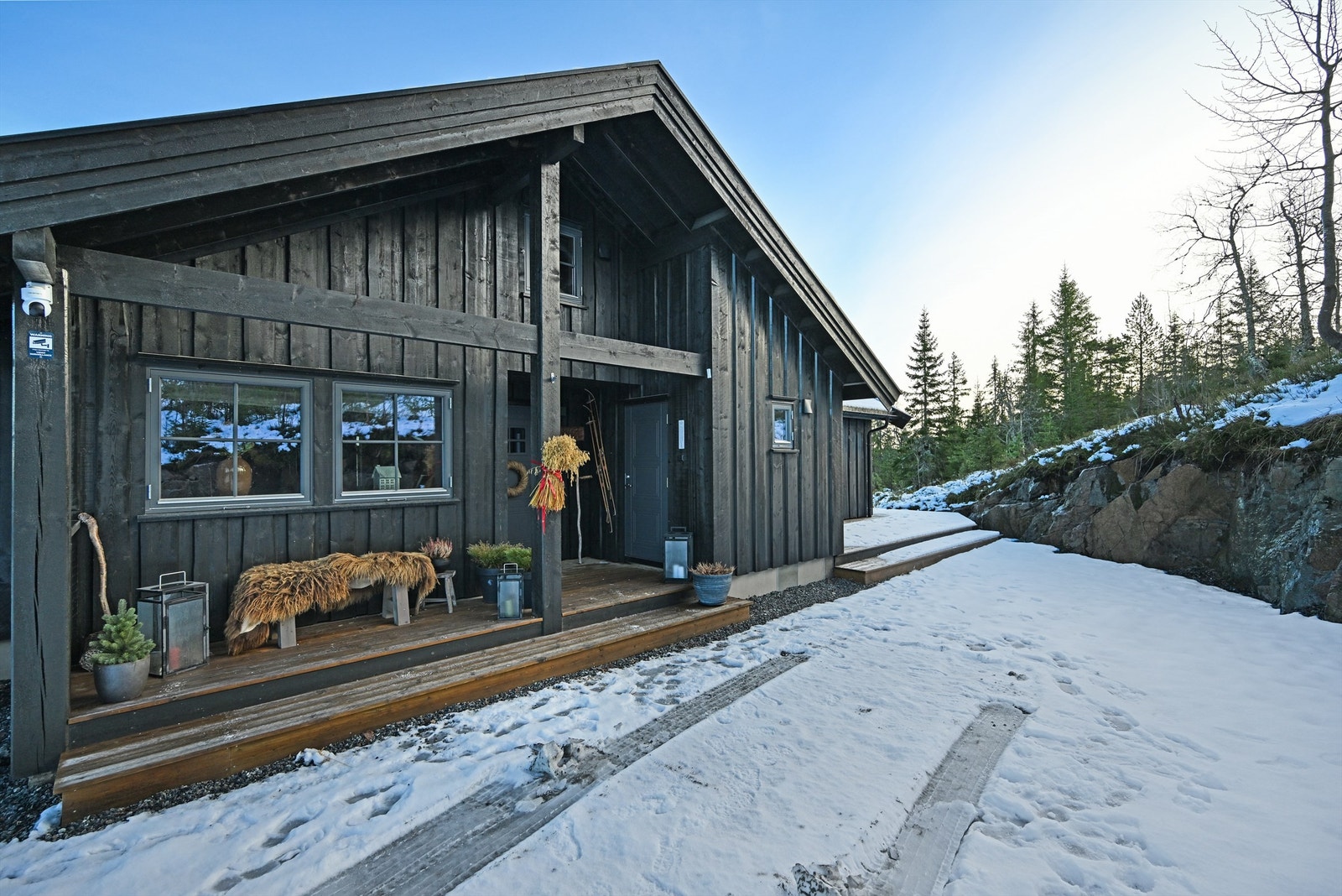 Hyggelig og innbydende overbygget inngangsparti. Galleribilde