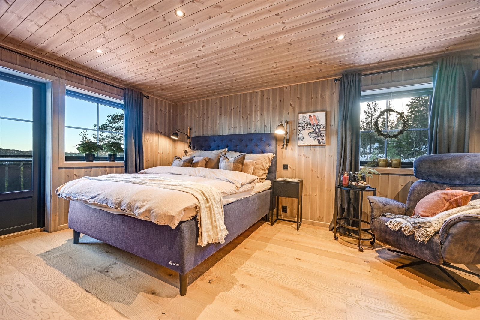 Hovedsoverommet er utformet som en hotelsuite. Her er to soverom gjort om til et stort soverom. Galleribilde